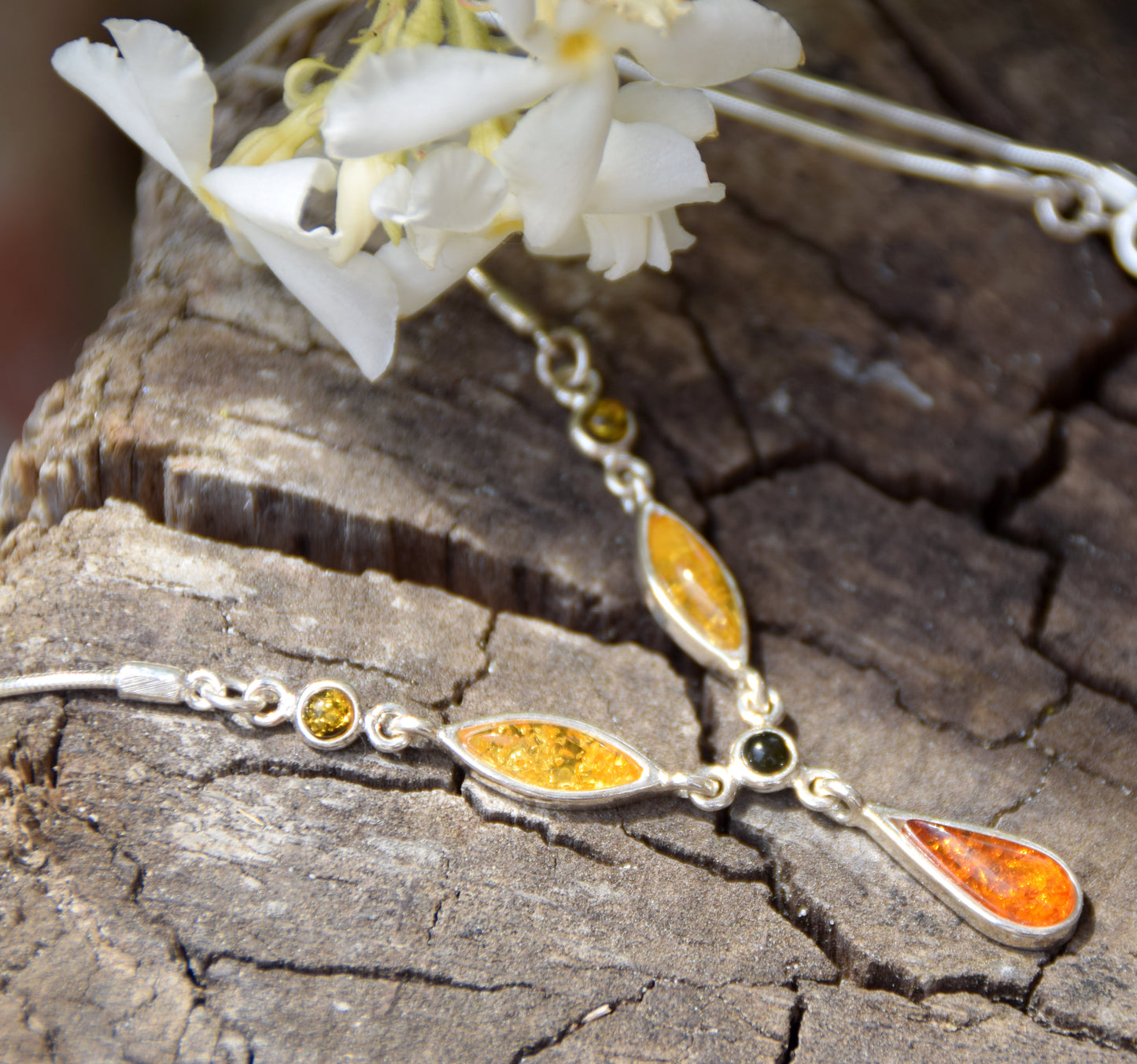 Luminosa collana a girocollo creata con Ambra naturale di varie tonalità e Argento 925, MJ Baltica, BKo043
