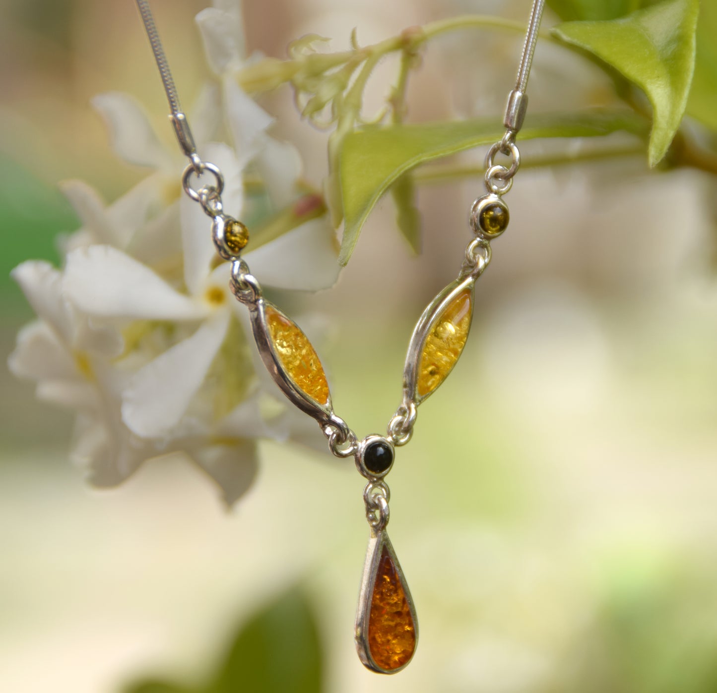 Luminosa collana a girocollo creata con Ambra naturale di varie tonalità e Argento 925, MJ Baltica, BKo043