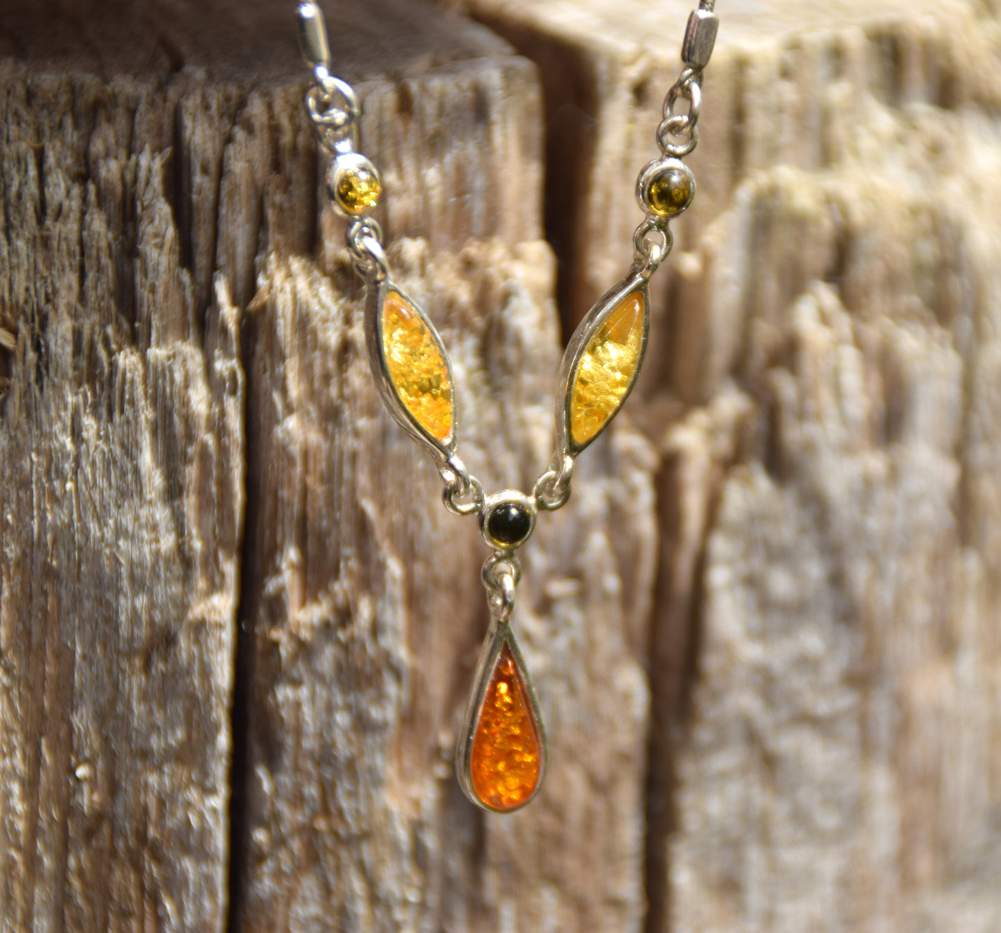 Luminosa collana a girocollo creata con Ambra naturale di varie tonalità e Argento 925, MJ Baltica, BKo043