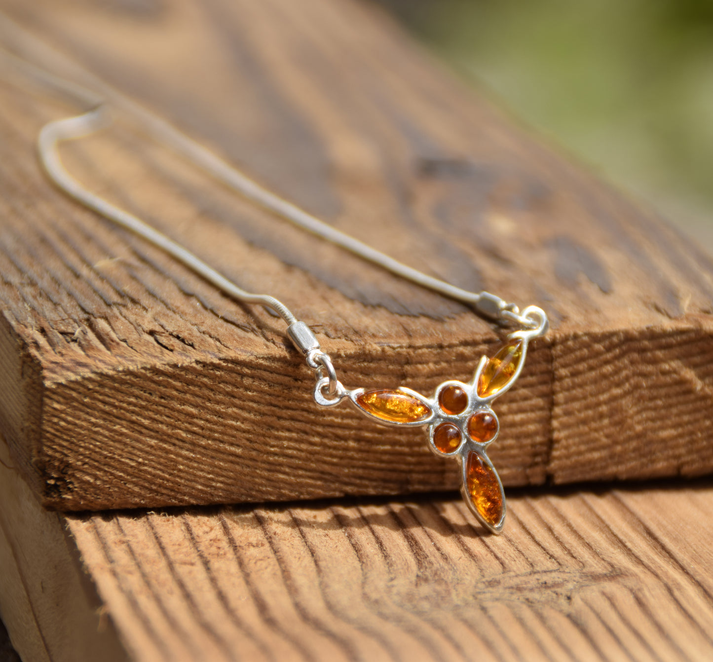 Collana a girocollo a punto luce creata con Ambra naturale color cognac e Argento 925, MJ Baltica, BKo048