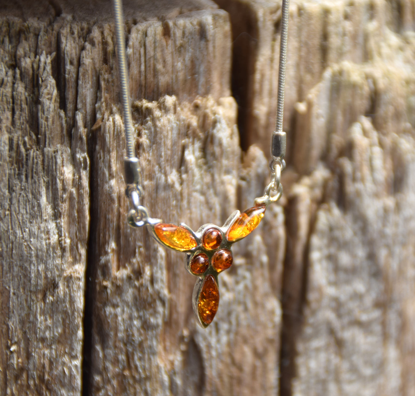 Collana a girocollo a punto luce creata con Ambra naturale color cognac e Argento 925, MJ Baltica, BKo048