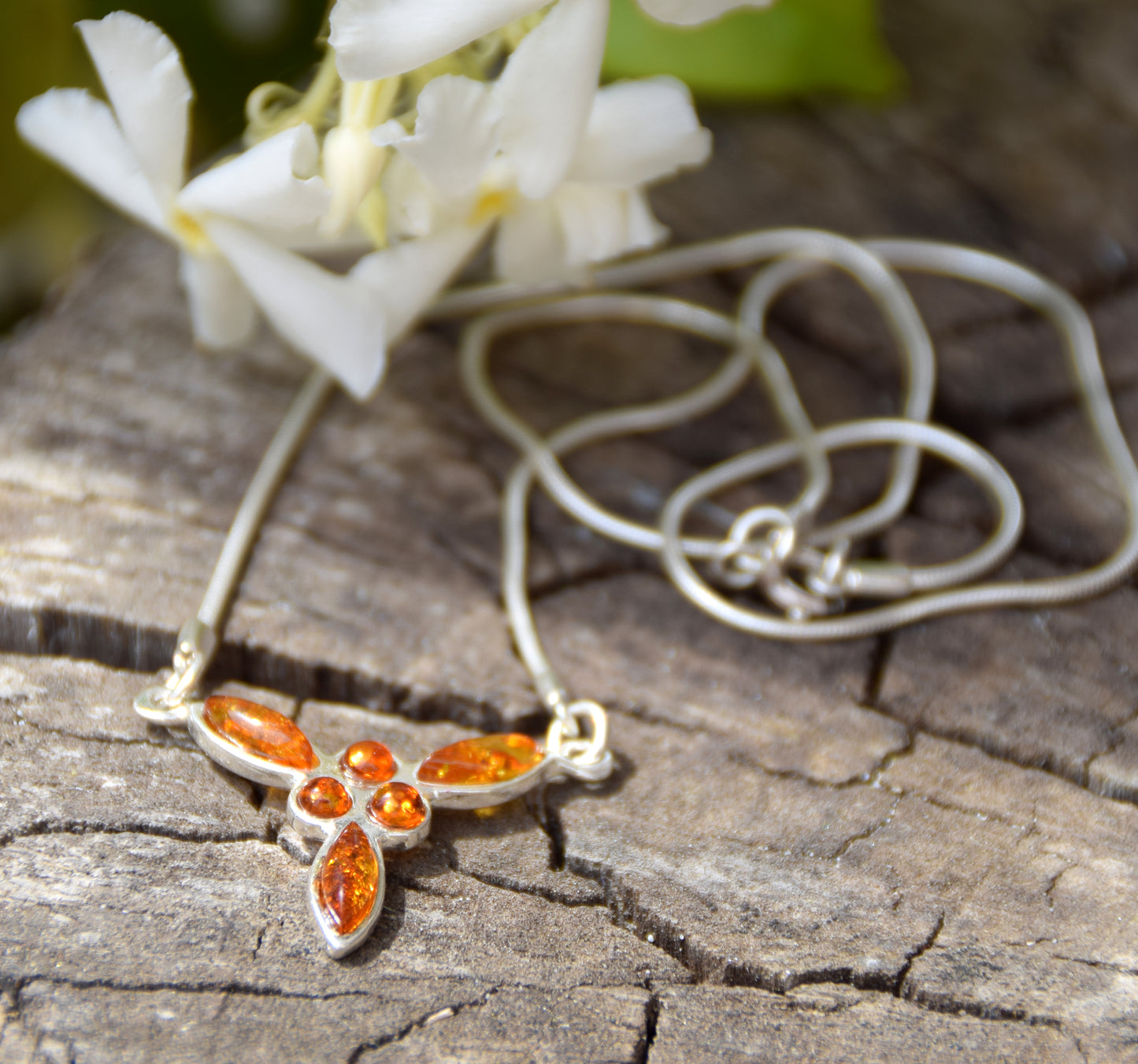 Collana a girocollo a punto luce creata con Ambra naturale color cognac e Argento 925, MJ Baltica, BKo048