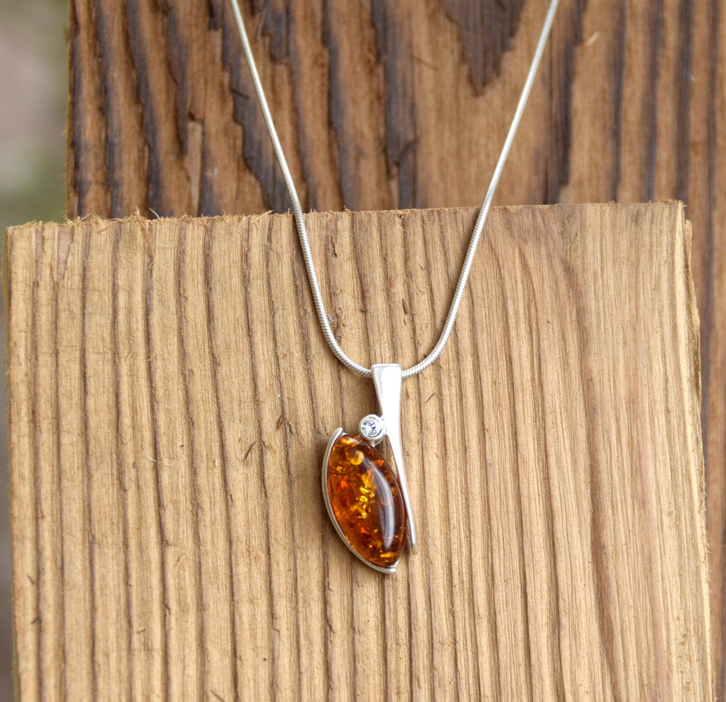 Delicata collana a girocollo creata in Ambra naturale color cognac e Argento 925, MJ Baltica, BKo051