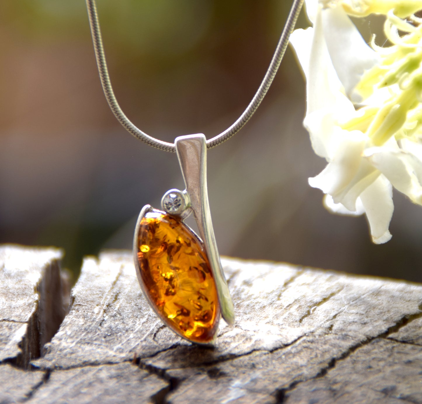 Delicata collana a girocollo creata in Ambra naturale color cognac e Argento 925, MJ Baltica, BKo051
