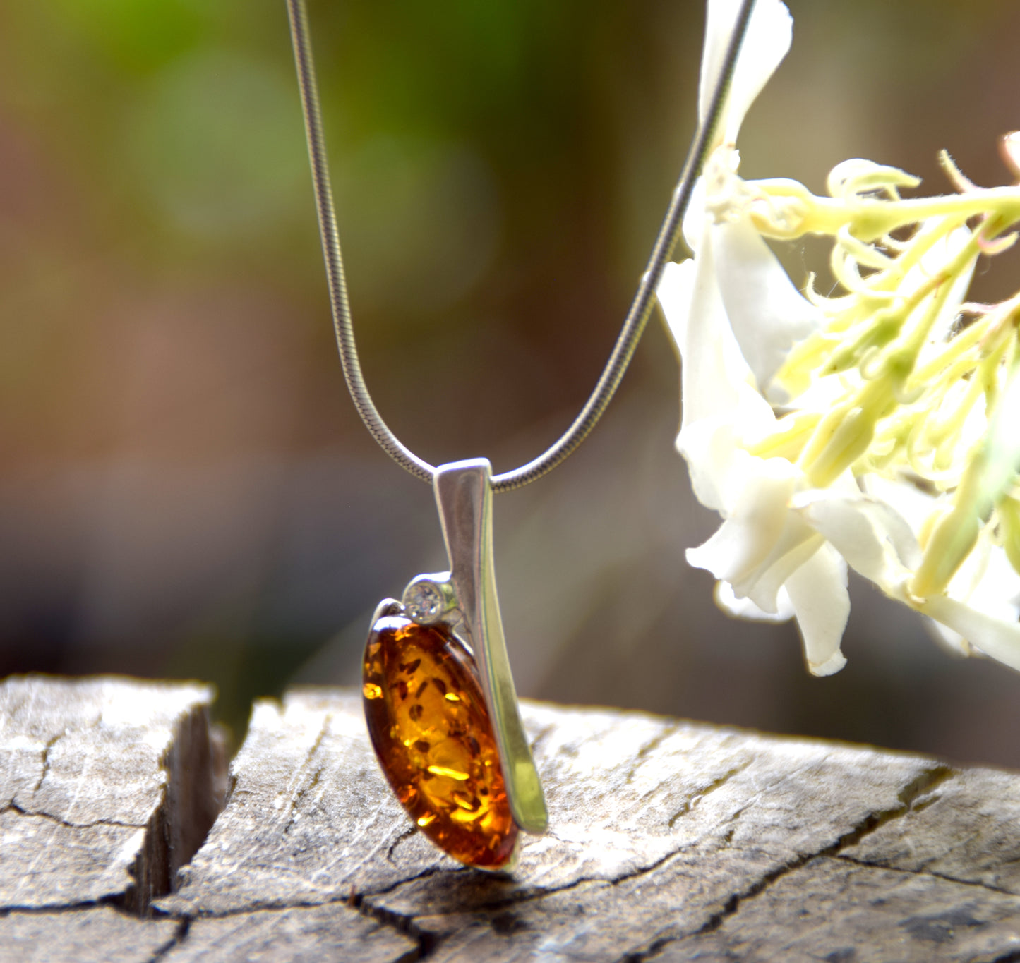 Delicata collana a girocollo creata in Ambra naturale color cognac e Argento 925, MJ Baltica, BKo051