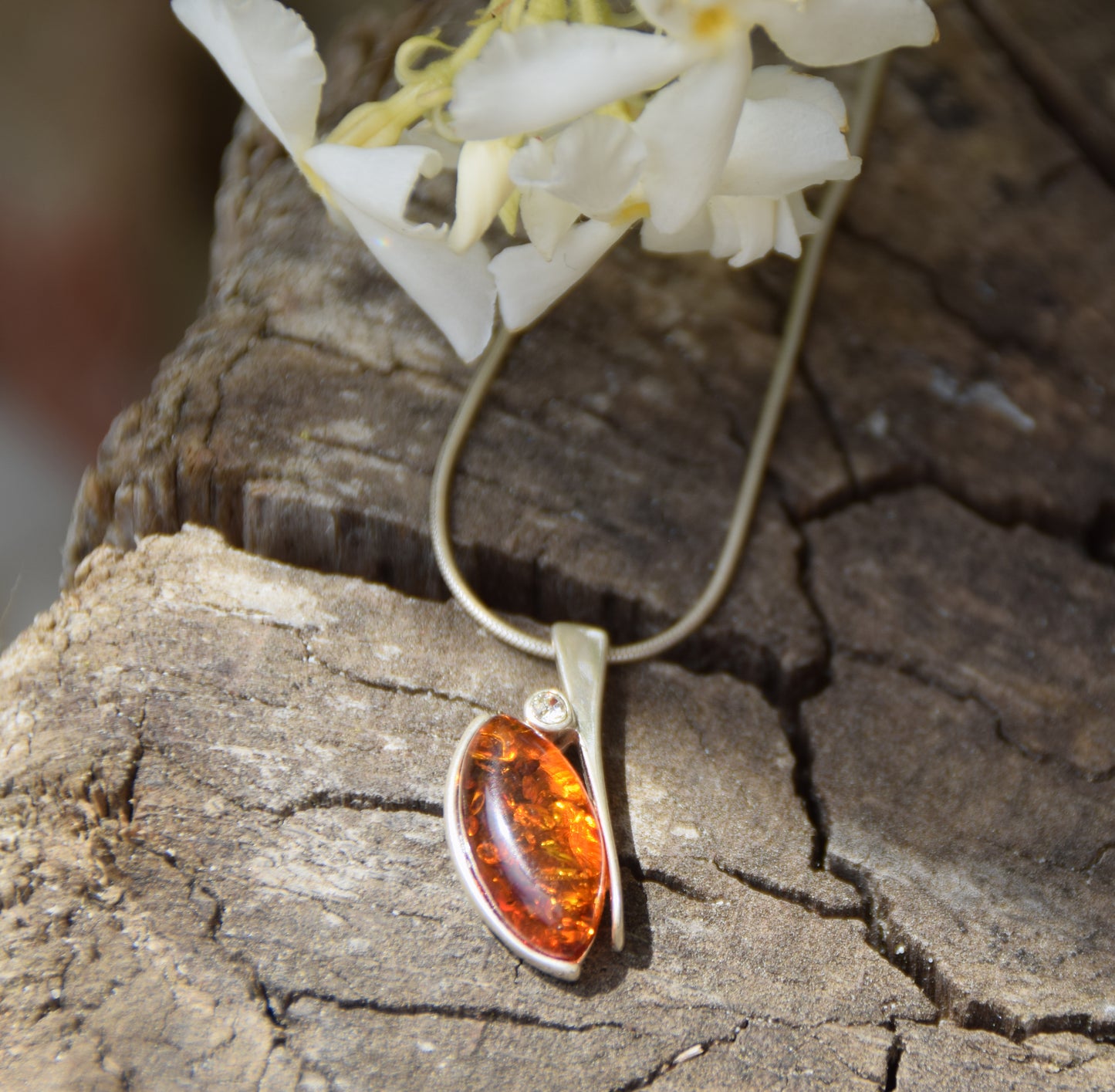 Delicata collana a girocollo creata in Ambra naturale color cognac e Argento 925, MJ Baltica, BKo051