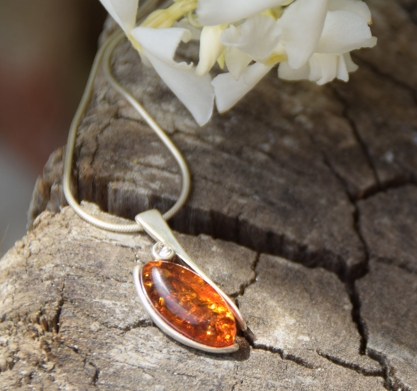 Delicata collana a girocollo creata in Ambra naturale color cognac e Argento 925, MJ Baltica, BKo051