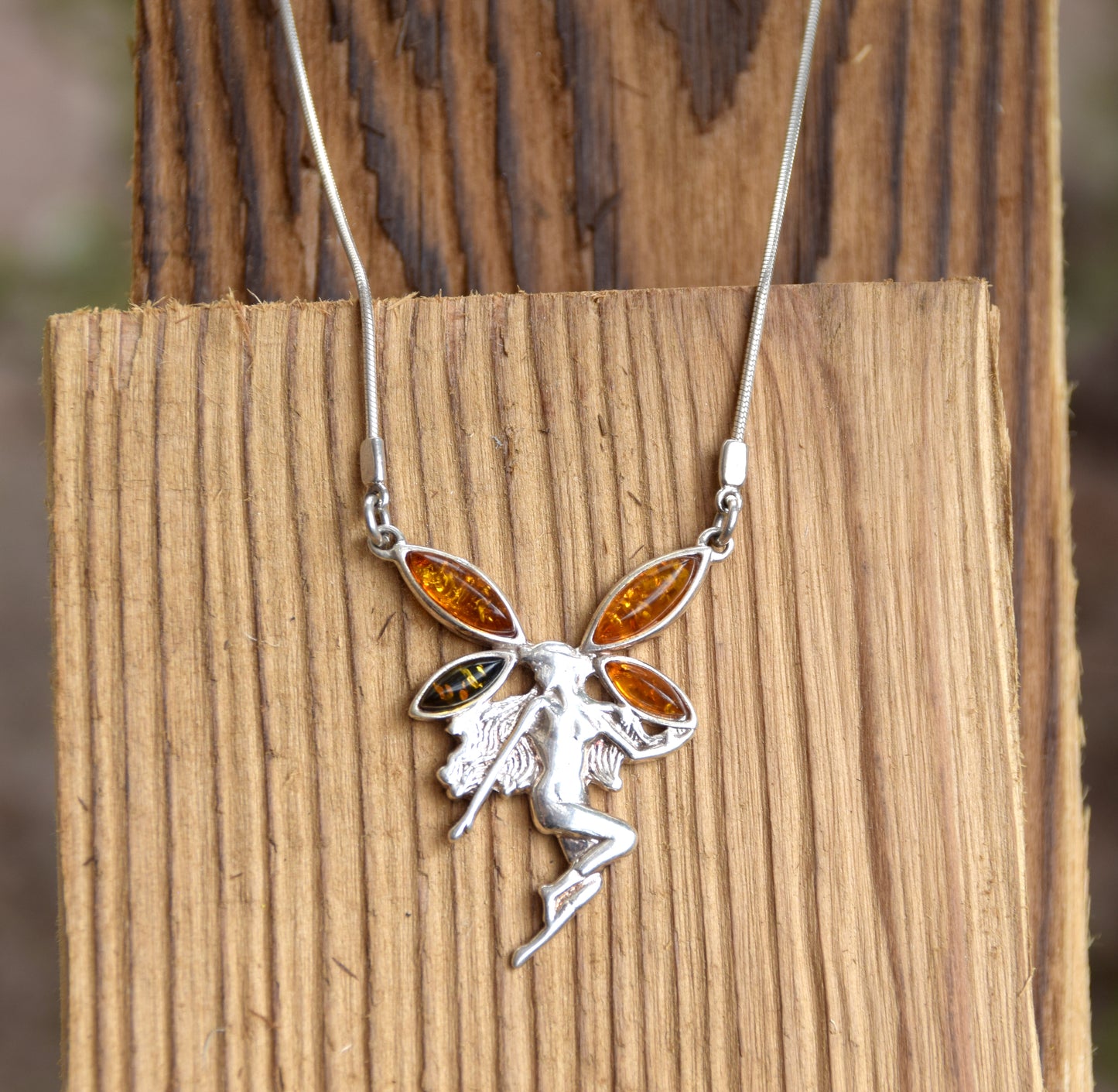 Luminosa collana a girocollo con la fata creata in Ambra naturale di varie tonalità e Argento 925, MJ Baltica, BKo057