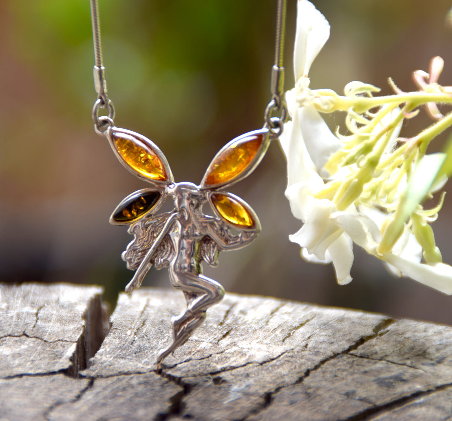 Luminosa collana a girocollo con la fata creata in Ambra naturale di varie tonalità e Argento 925, MJ Baltica, BKo057