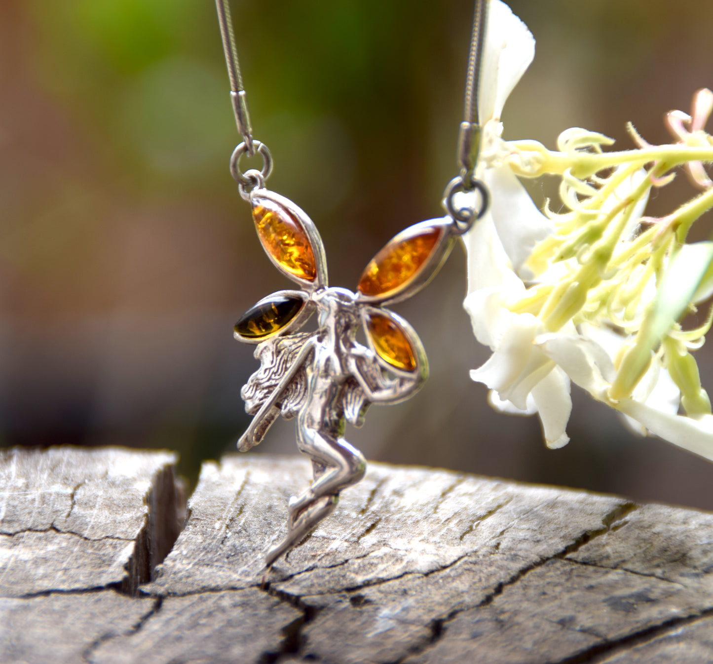 Luminosa collana a girocollo con la fata creata in Ambra naturale di varie tonalità e Argento 925, MJ Baltica, BKo057
