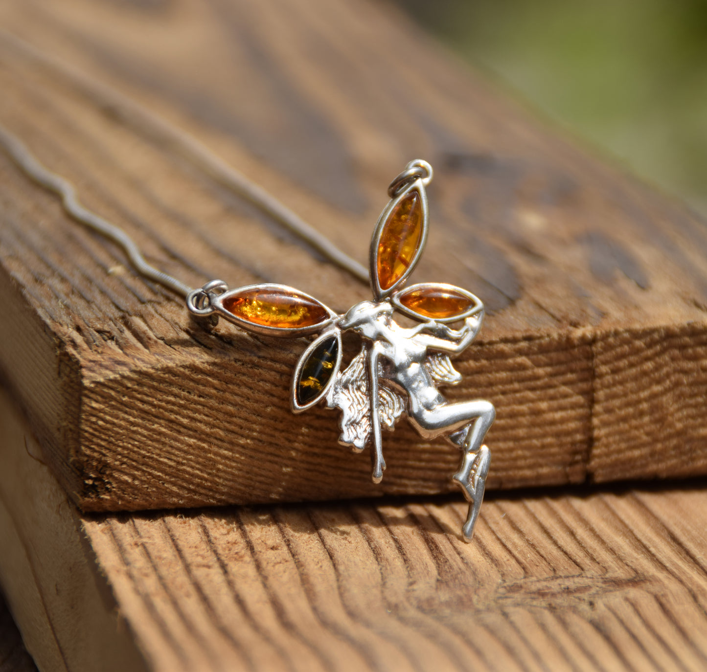 Luminosa collana a girocollo con la fata creata in Ambra naturale di varie tonalità e Argento 925, MJ Baltica, BKo057