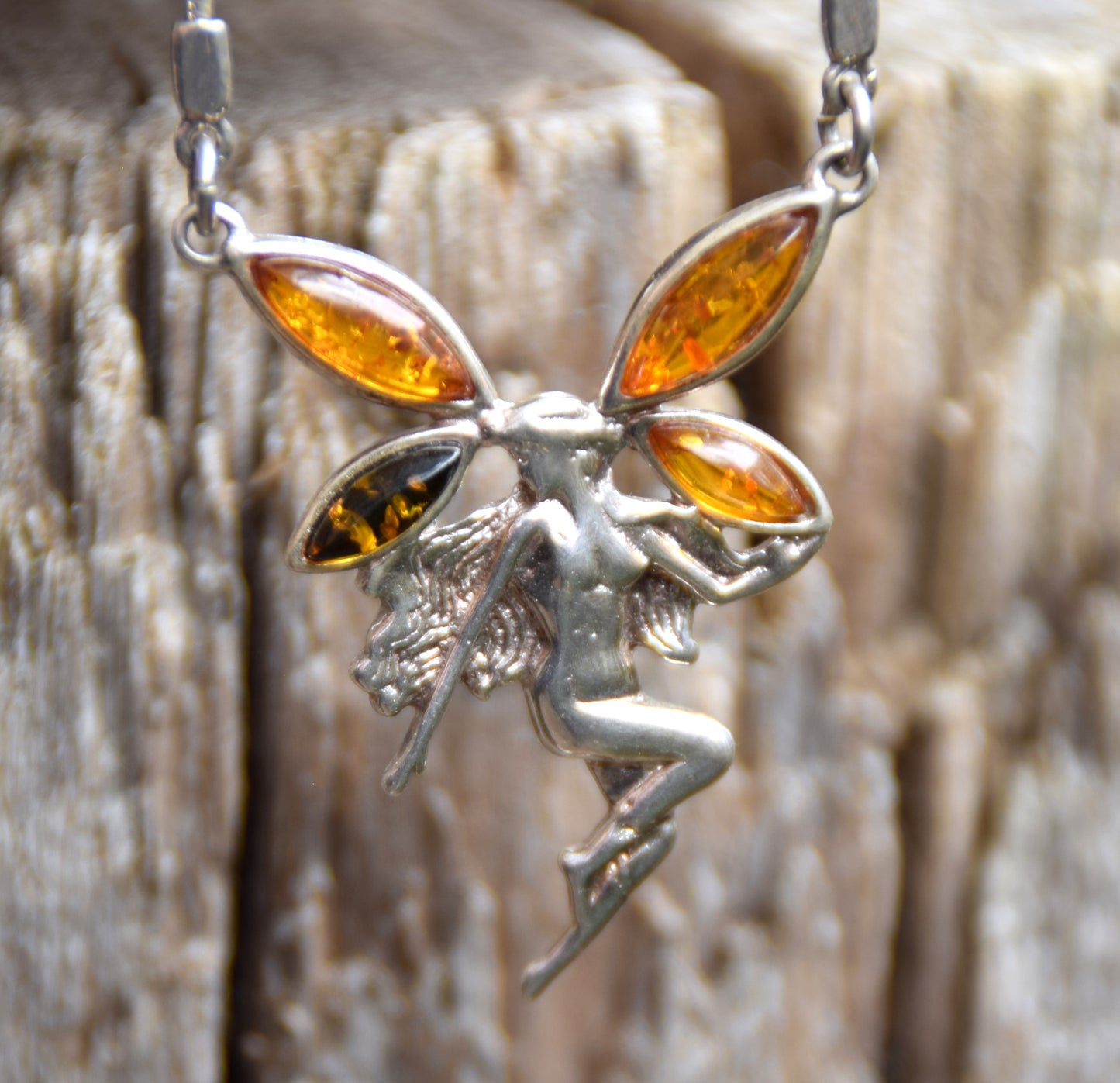 Luminosa collana a girocollo con la fata creata in Ambra naturale di varie tonalità e Argento 925, MJ Baltica, BKo057