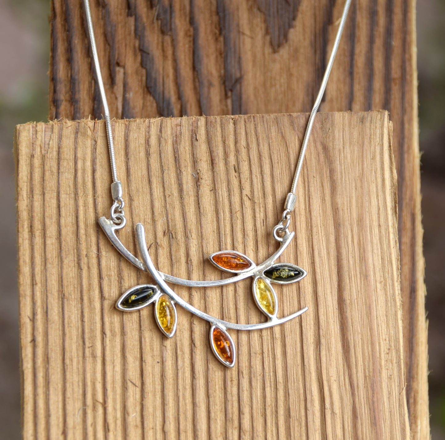 Luminosa collana a girocollo in stile floreale creata con Ambra naturale di varie tonalità e Argento 925, MJ Baltica, BKo059