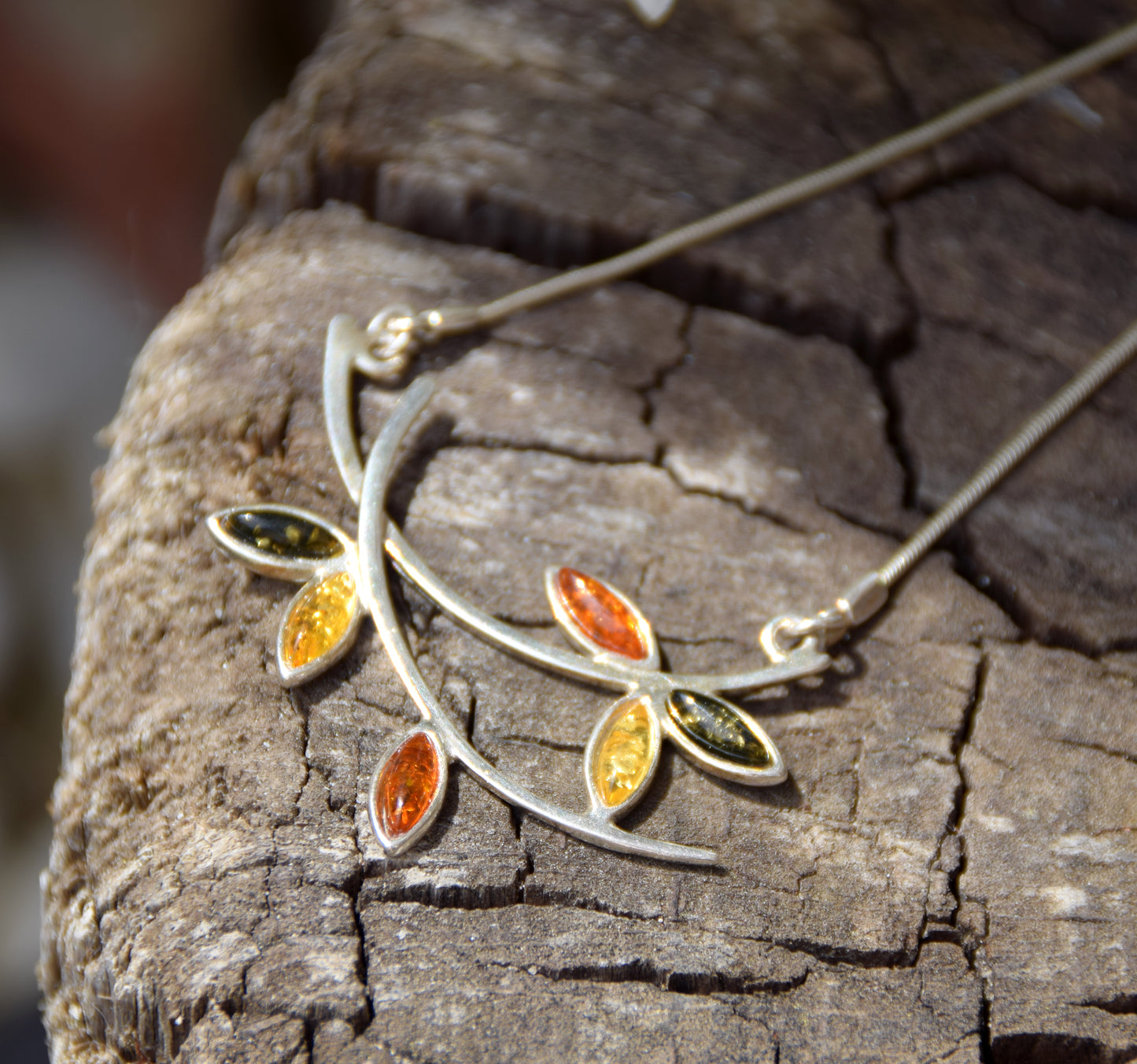Luminosa collana a girocollo in stile floreale creata con Ambra naturale di varie tonalità e Argento 925, MJ Baltica, BKo059