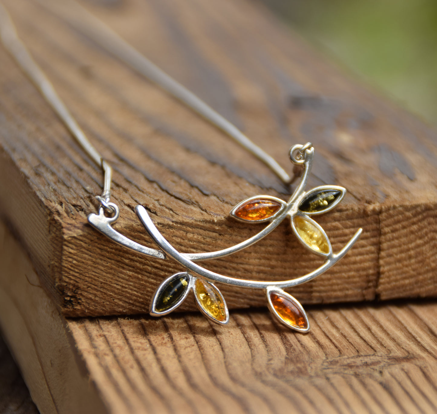 Luminosa collana a girocollo in stile floreale creata con Ambra naturale di varie tonalità e Argento 925, MJ Baltica, BKo059