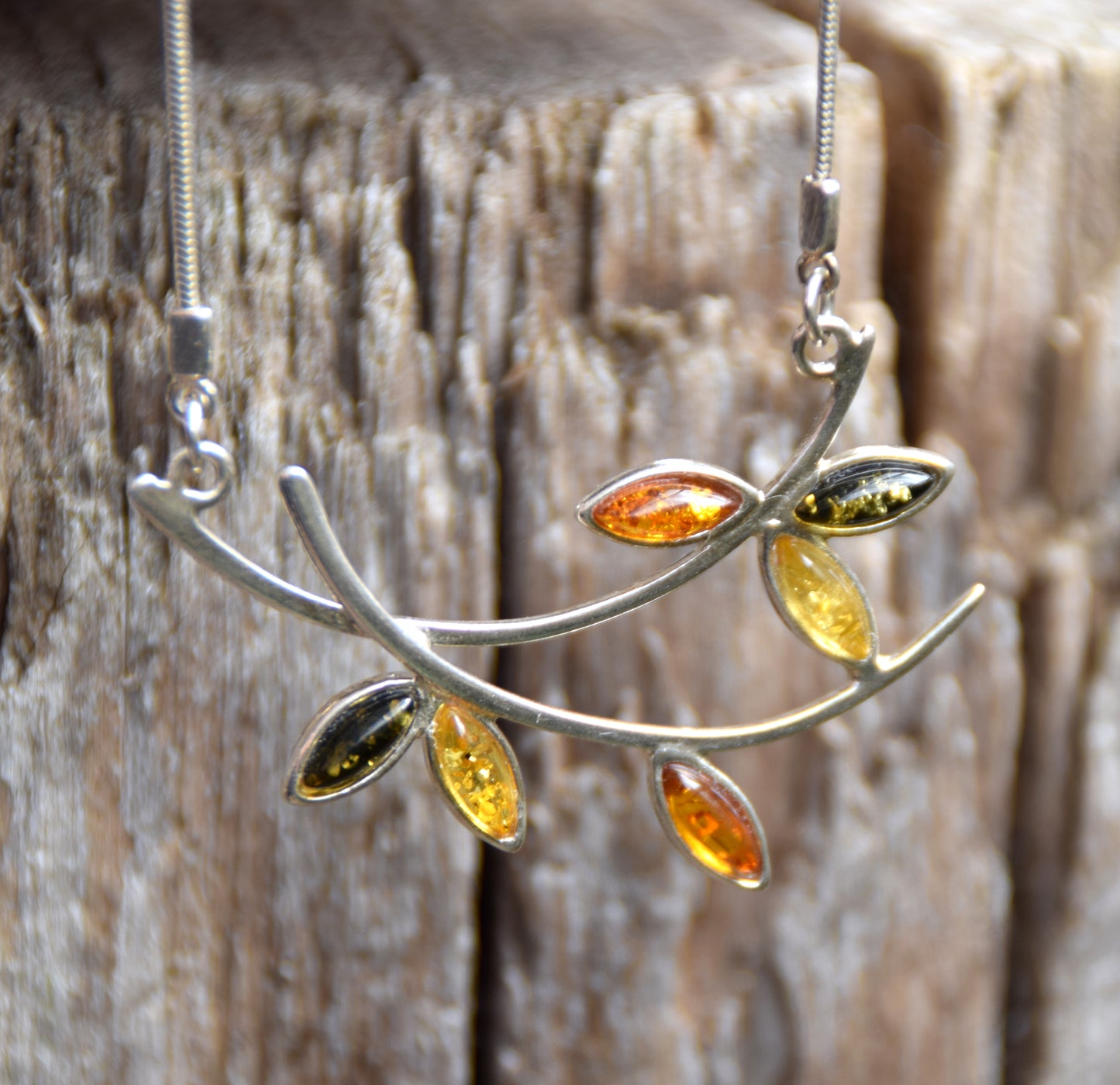 Luminosa collana a girocollo in stile floreale creata con Ambra naturale di varie tonalità e Argento 925, MJ Baltica, BKo059