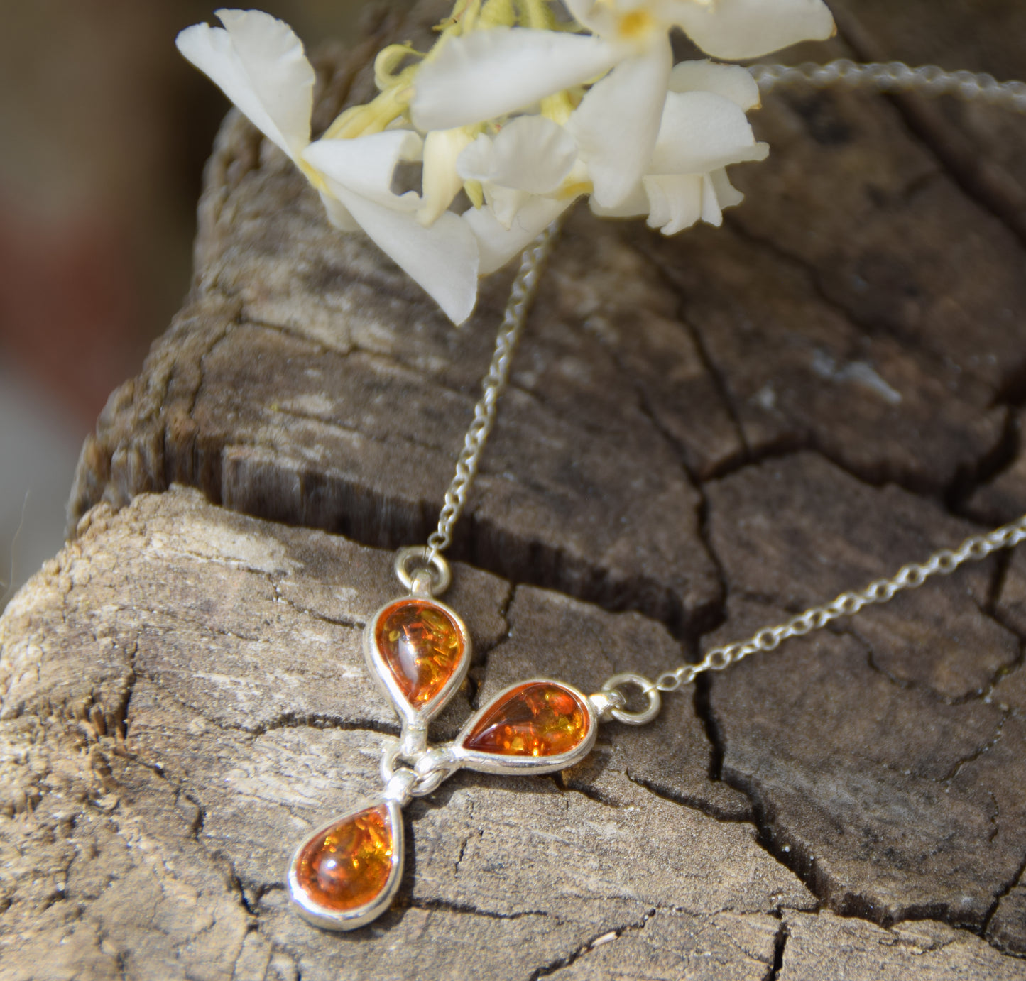 Delicata collana a girocollo con le gocce di Ambra naturale color cognac e Argento 925, MJ Baltica, BKo060