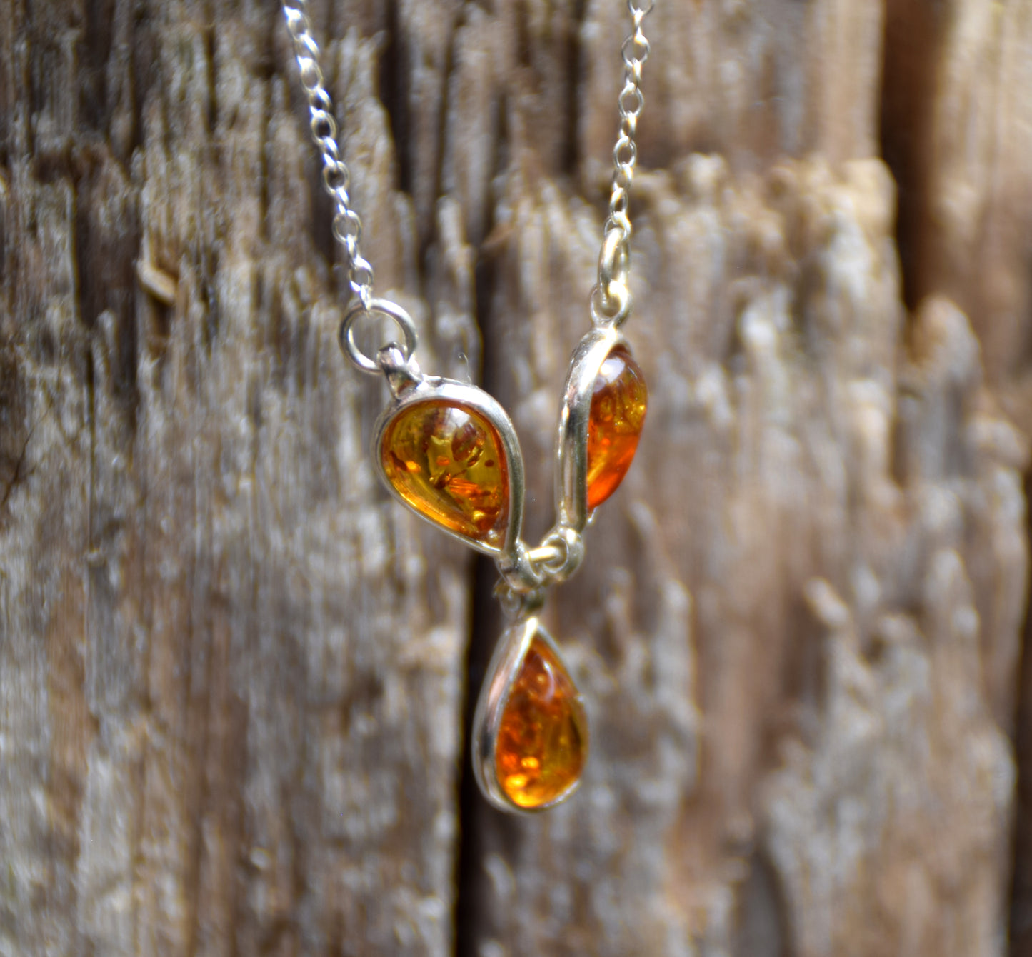 Delicata collana a girocollo con le gocce di Ambra naturale color cognac e Argento 925, MJ Baltica, BKo060