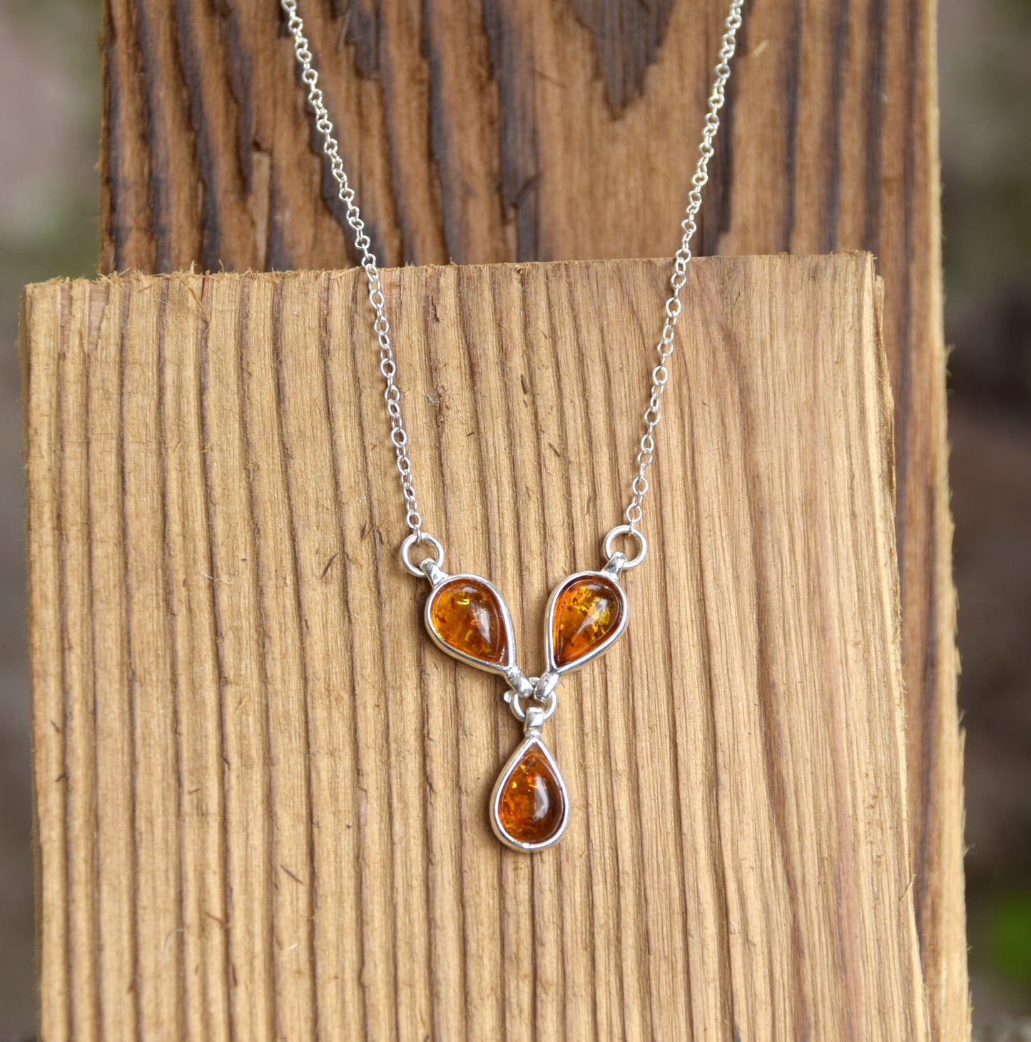 Delicata collana a girocollo con le gocce di Ambra naturale color cognac e Argento 925, MJ Baltica, BKo060