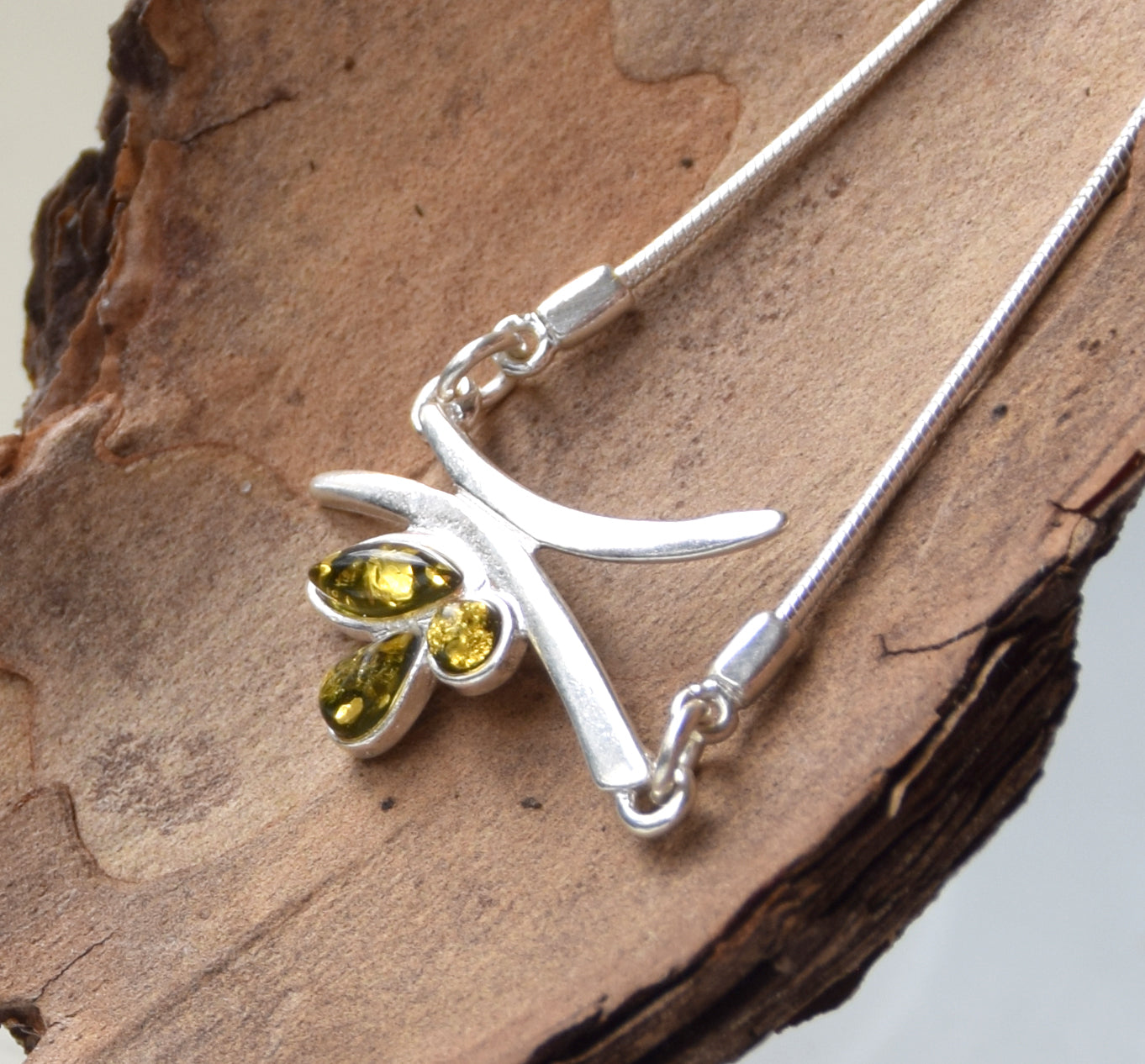 Collana a girocollo a punto luce creata con Ambra naturale color verde e Argento 925, MJ Baltica, BKo061