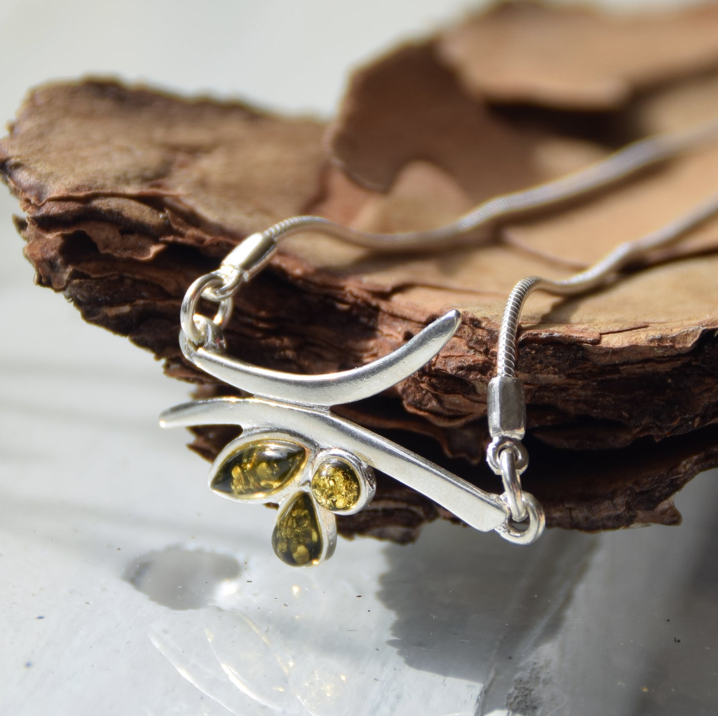 Collana a girocollo a punto luce creata con Ambra naturale color verde e Argento 925, MJ Baltica, BKo061