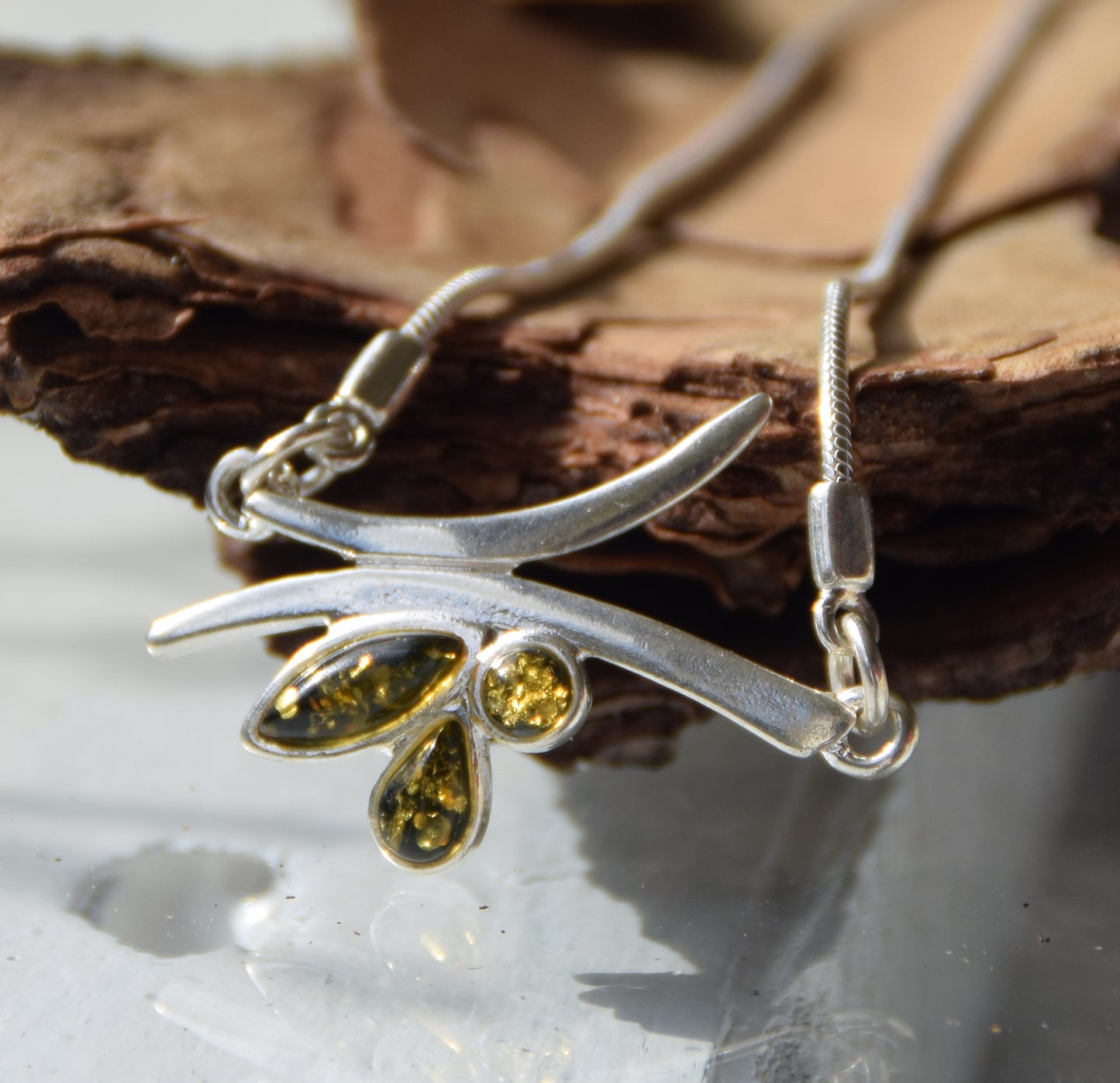 Collana a girocollo a punto luce creata con Ambra naturale color verde e Argento 925, MJ Baltica, BKo061
