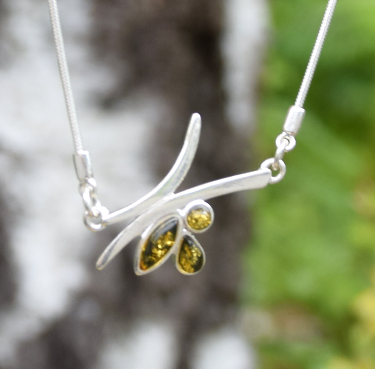Collana a girocollo a punto luce creata con Ambra naturale color verde e Argento 925, MJ Baltica, BKo061