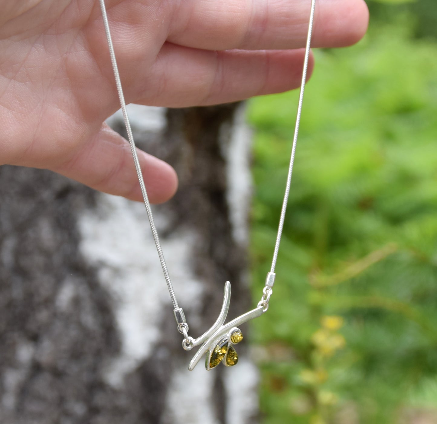 Collana a girocollo a punto luce creata con Ambra naturale color verde e Argento 925, MJ Baltica, BKo061