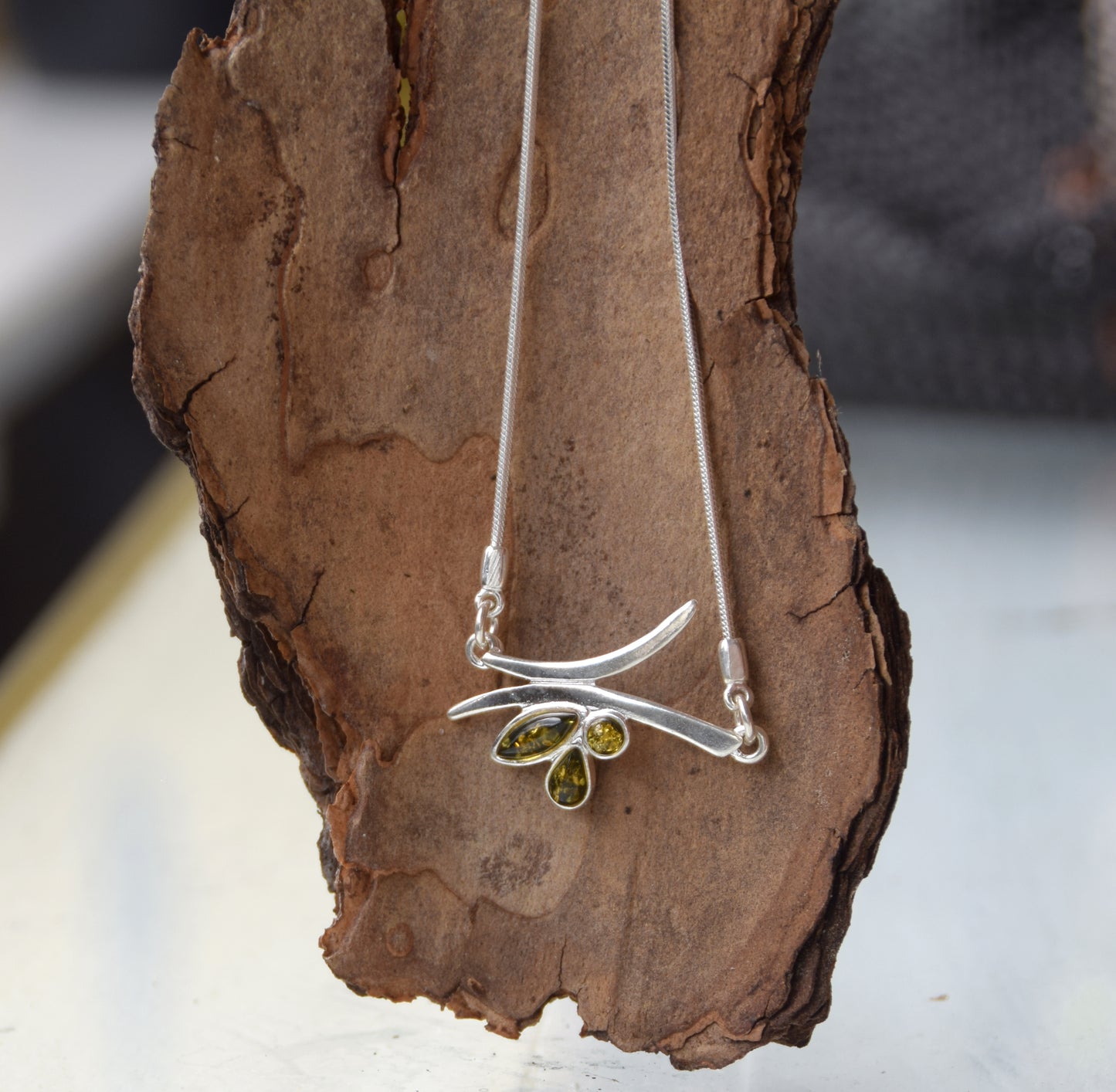 Collana a girocollo a punto luce creata con Ambra naturale color verde e Argento 925, MJ Baltica, BKo061