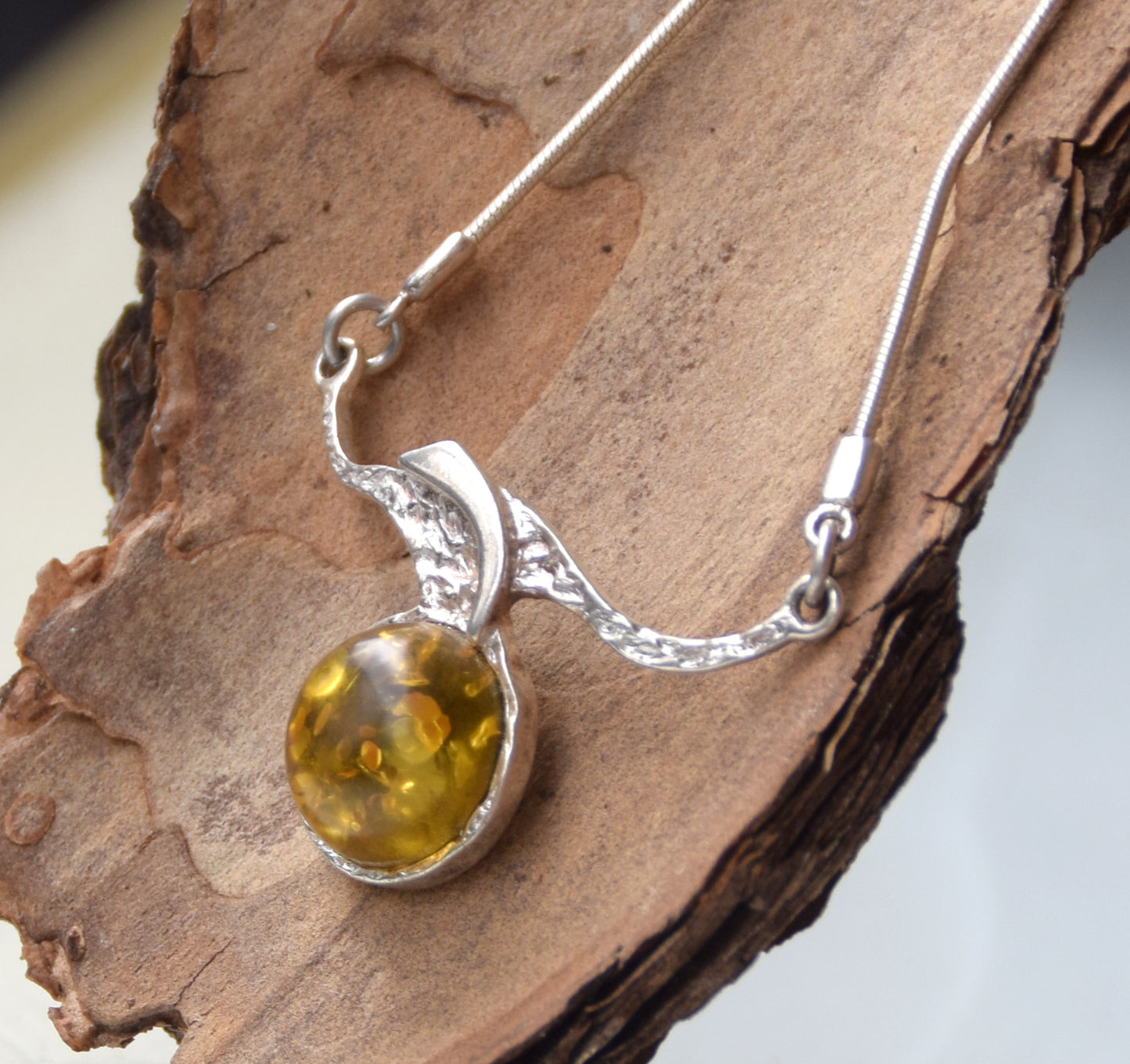 Collana a girocollo astratta creata con Ambra naturale color verde e Argento 925, MJ Baltica, BKo062
