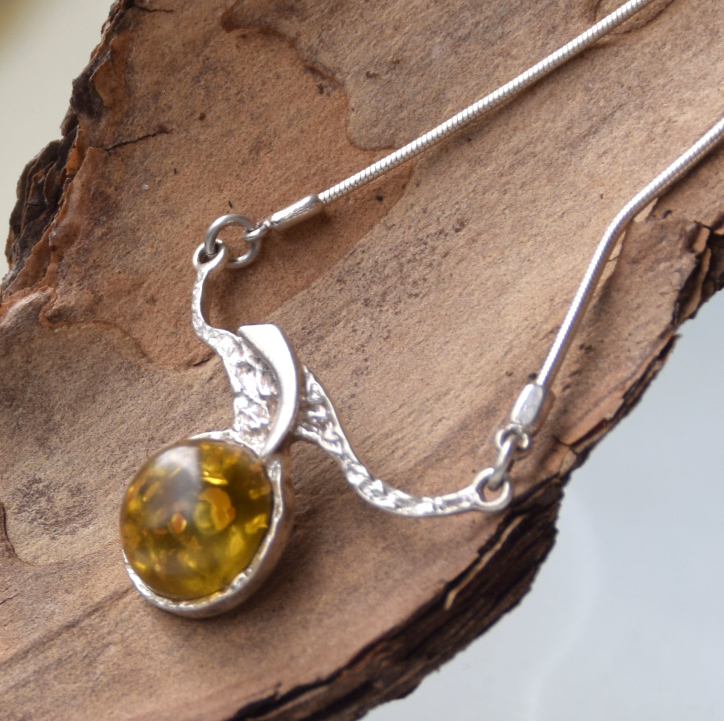 Collana a girocollo astratta creata con Ambra naturale color verde e Argento 925, MJ Baltica, BKo062