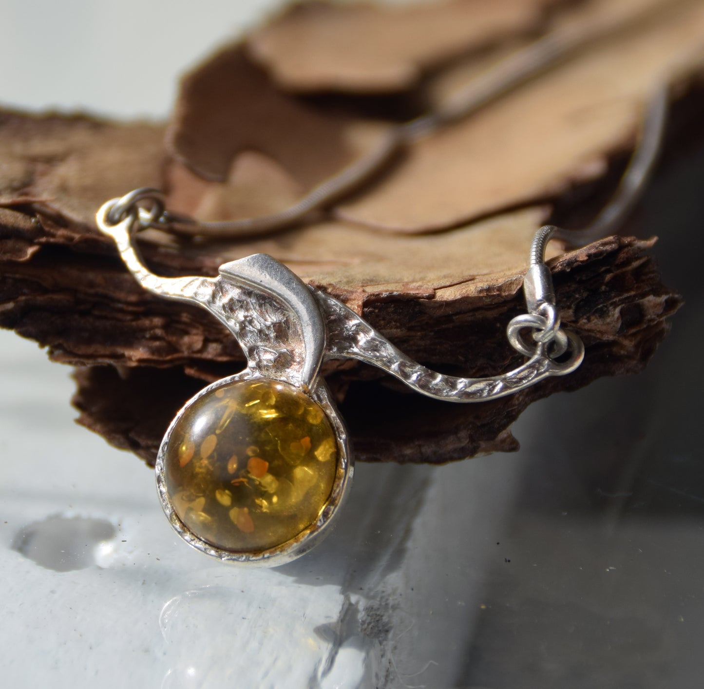Collana a girocollo astratta creata con Ambra naturale color verde e Argento 925, MJ Baltica, BKo062
