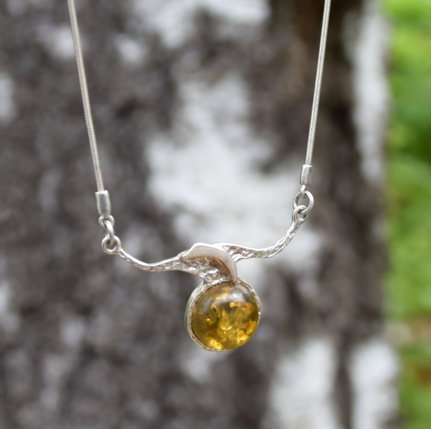 Collana a girocollo astratta creata con Ambra naturale color verde e Argento 925, MJ Baltica, BKo062
