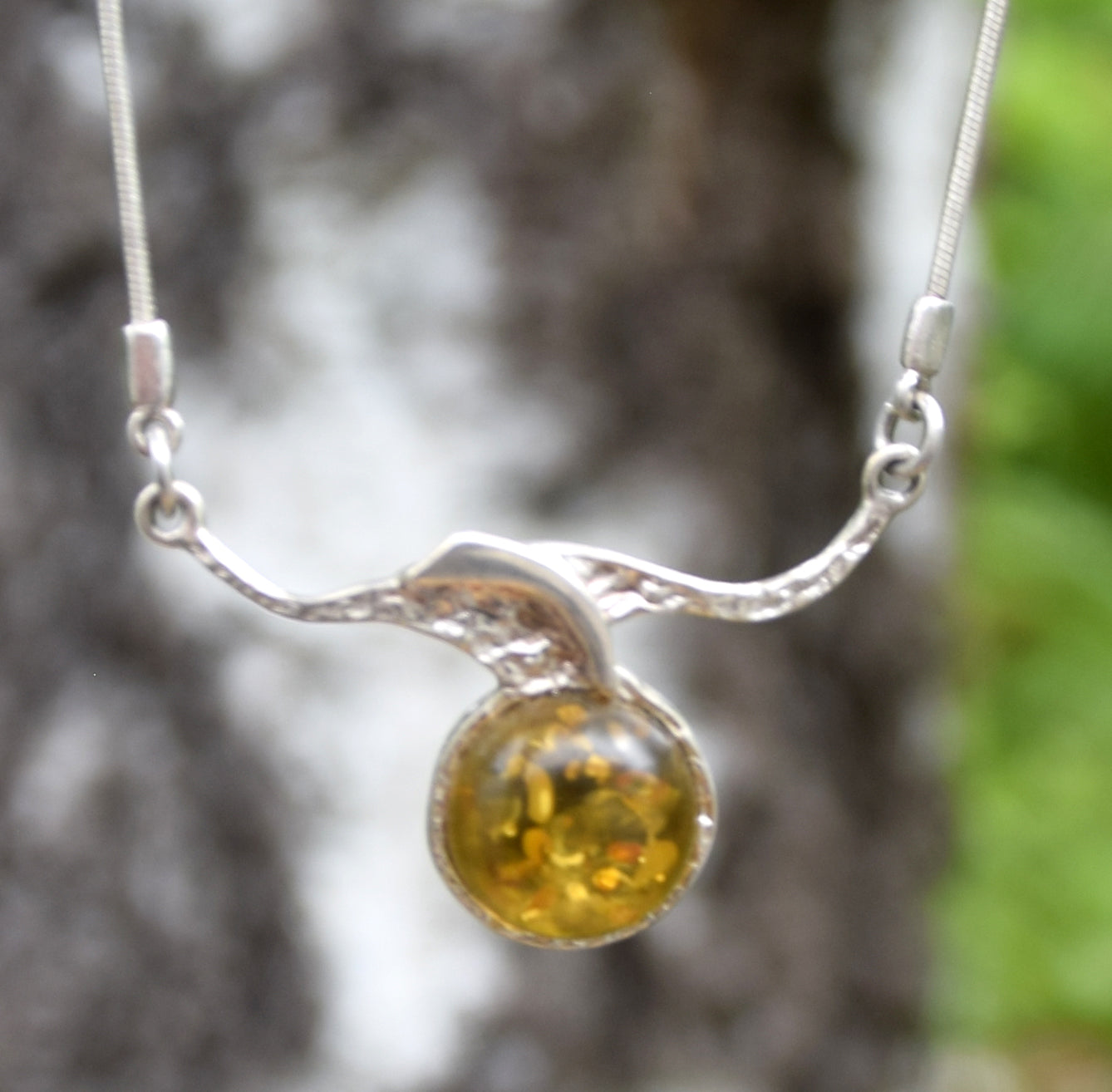 Collana a girocollo astratta creata con Ambra naturale color verde e Argento 925, MJ Baltica, BKo062
