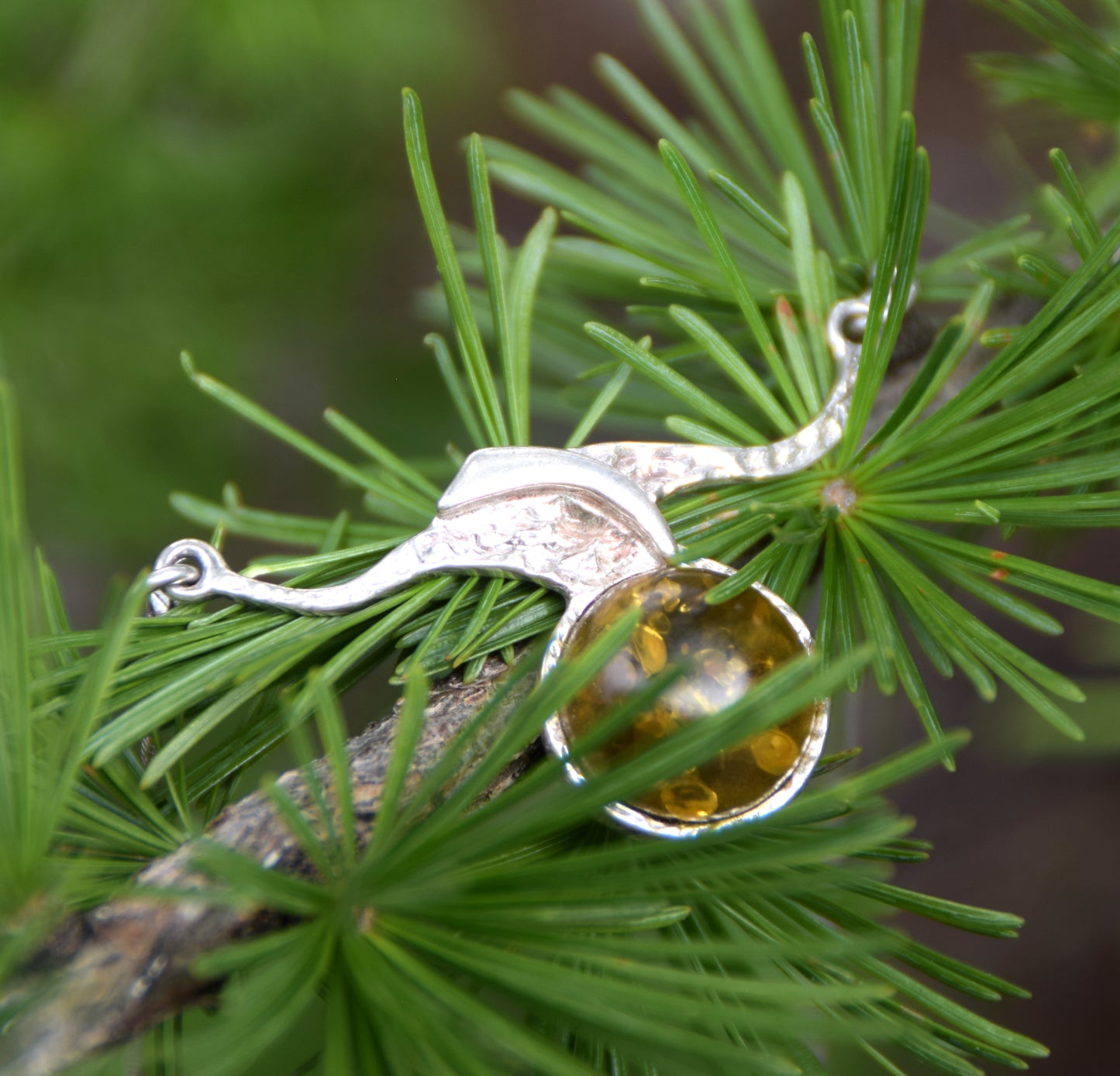 Collana a girocollo astratta creata con Ambra naturale color verde e Argento 925, MJ Baltica, BKo062
