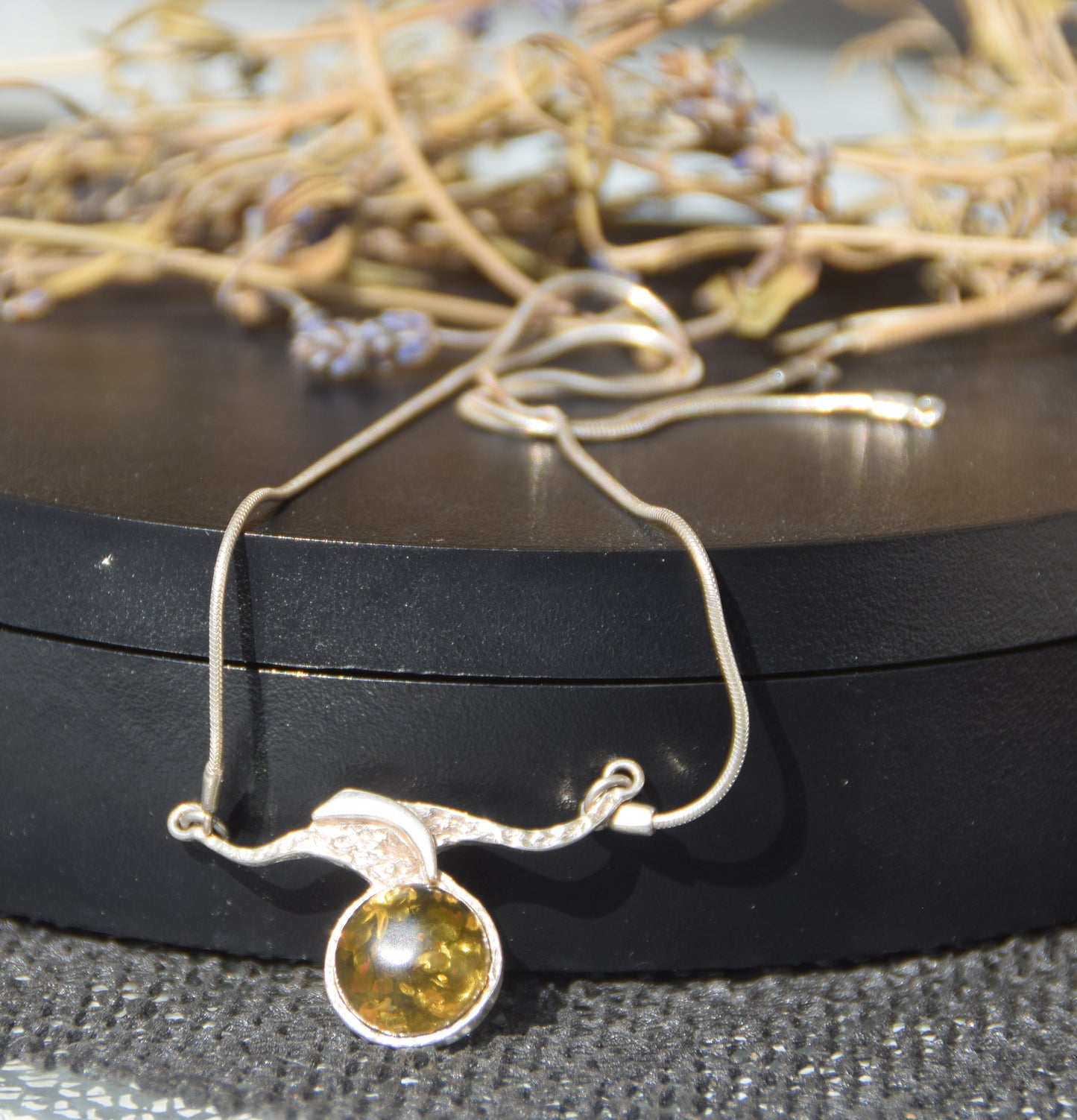 Collana a girocollo astratta creata con Ambra naturale color verde e Argento 925, MJ Baltica, BKo062