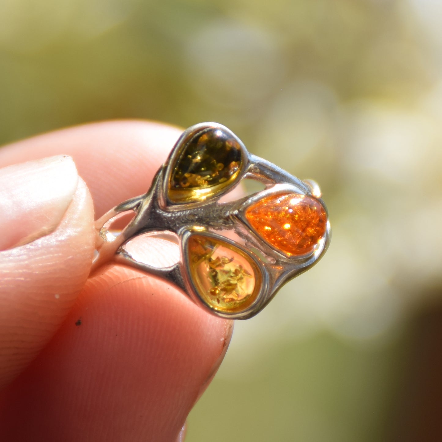 Bright floral-style ring with natural amber in various shades and 925 Silver, MJ Baltica, BP012