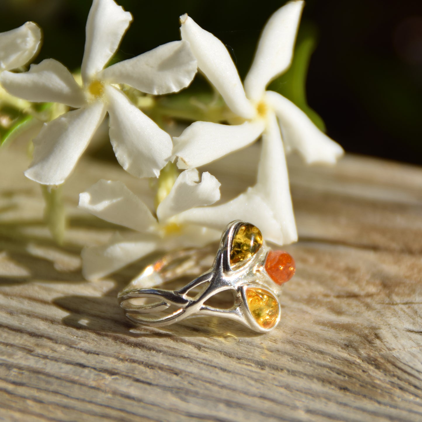 Bright floral-style ring with natural amber in various shades and 925 Silver, MJ Baltica, BP012