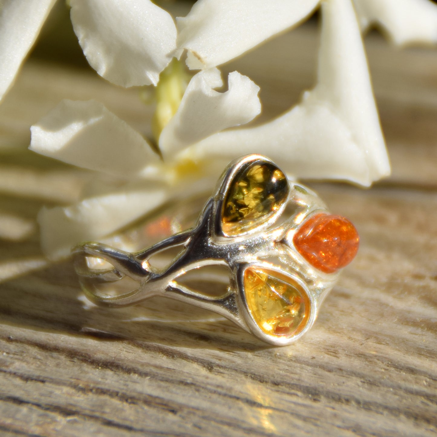Bright floral-style ring with natural amber in various shades and 925 Silver, MJ Baltica, BP012