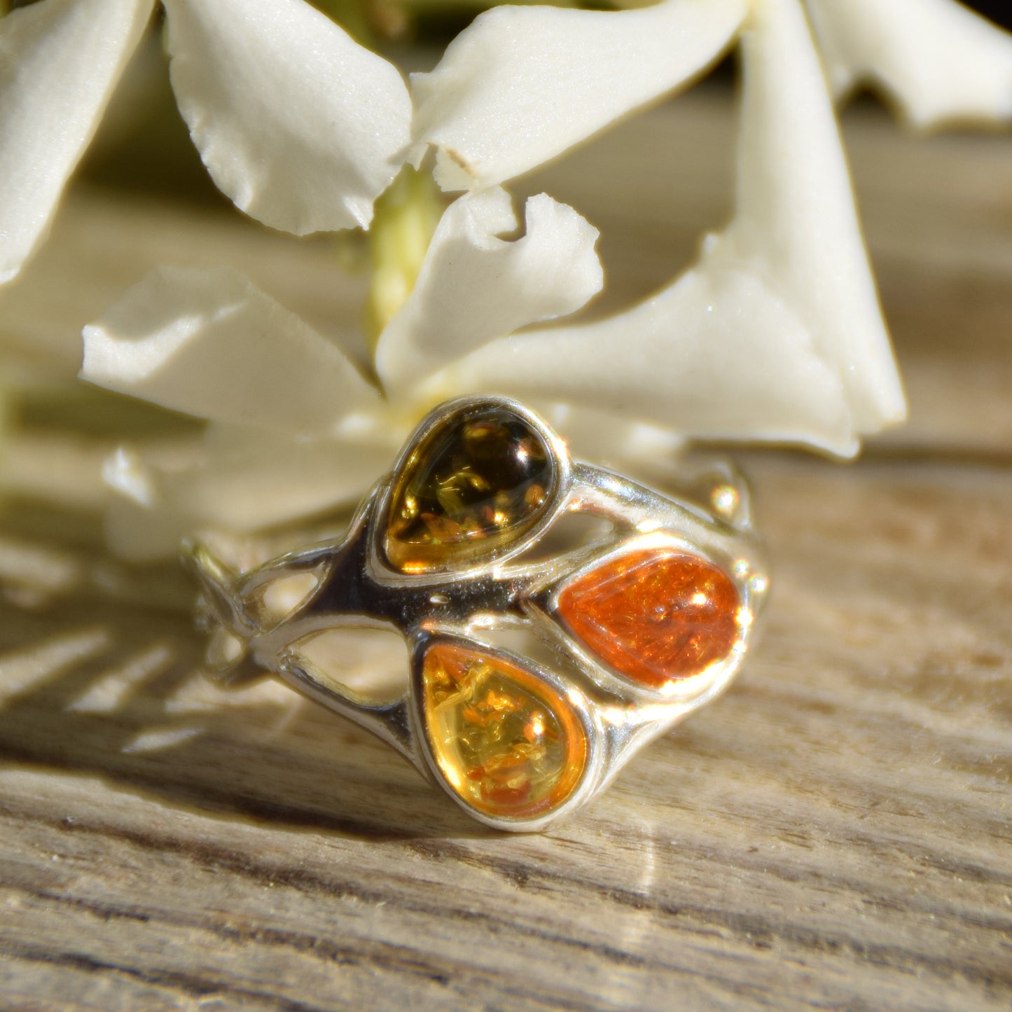Bright floral-style ring with natural amber in various shades and 925 Silver, MJ Baltica, BP012