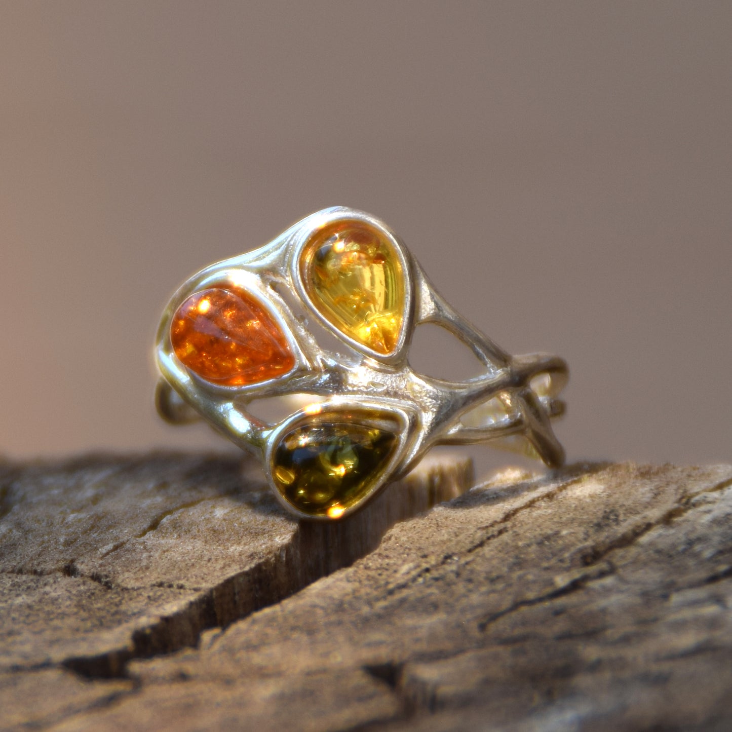 Bright floral-style ring with natural amber in various shades and 925 Silver, MJ Baltica, BP012