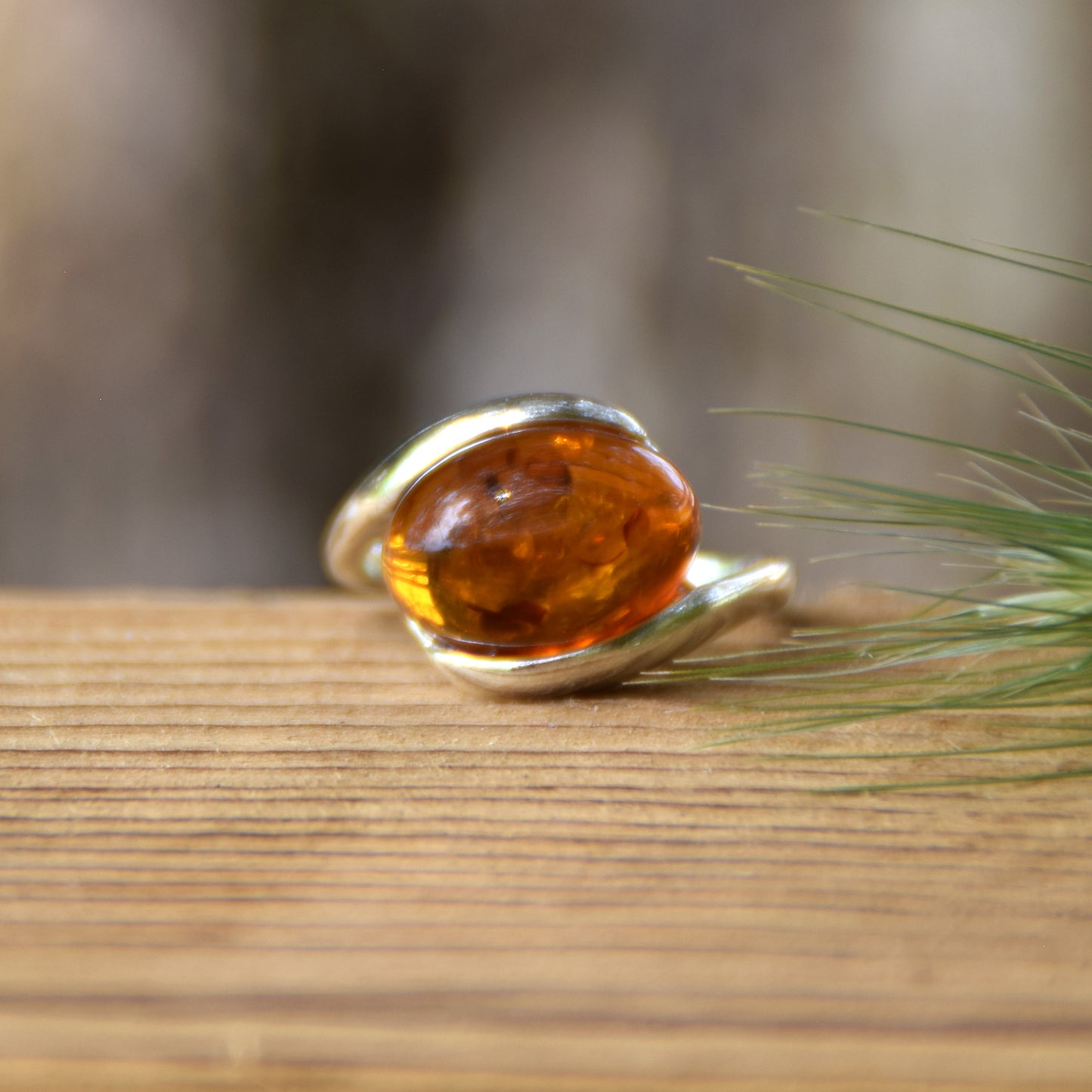Eleganter Bandring aus Naturbernstein (Cognac-Farbe) und 925er Silber, MJ Baltica, BP013