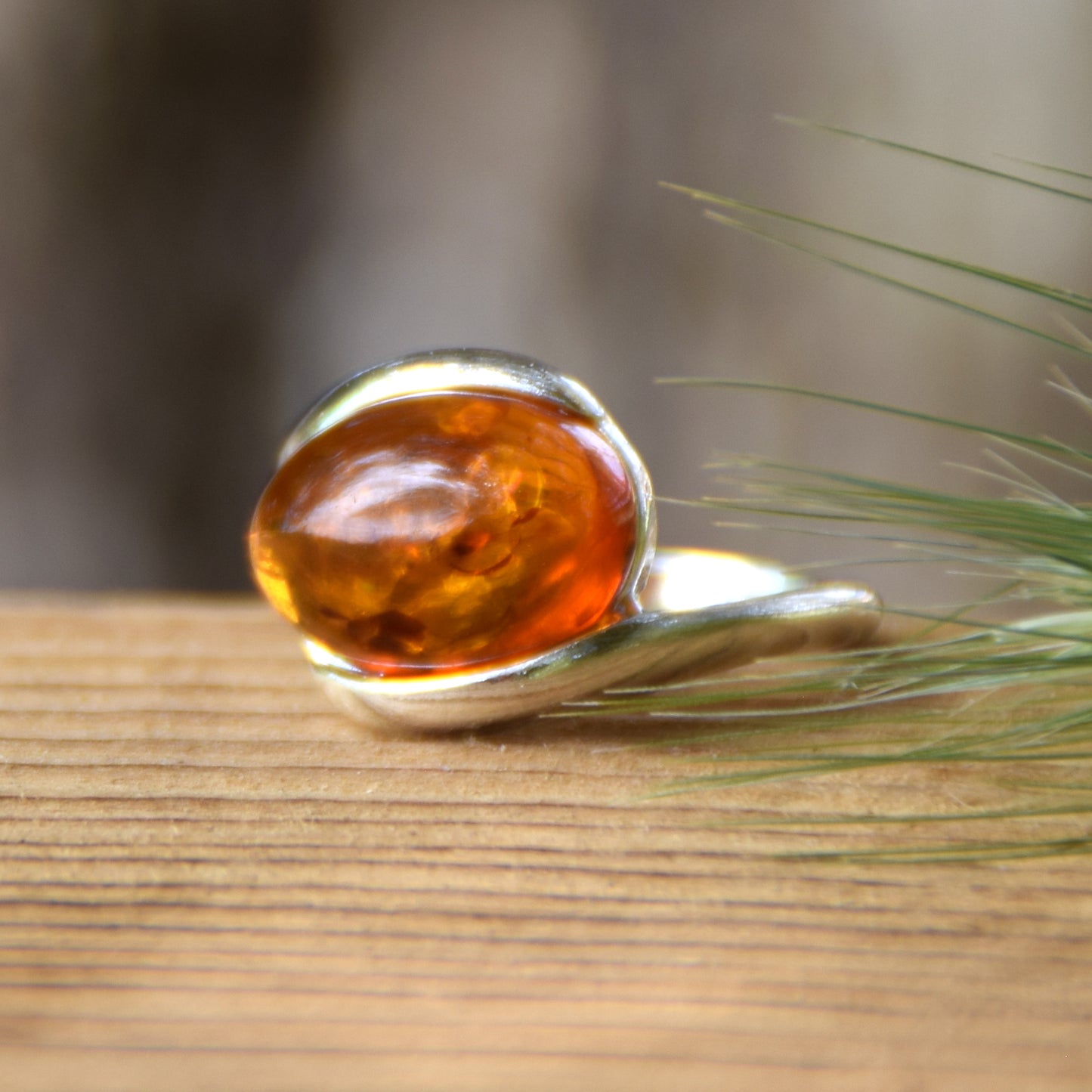 Eleganter Bandring aus Naturbernstein (Cognac-Farbe) und 925er Silber, MJ Baltica, BP013