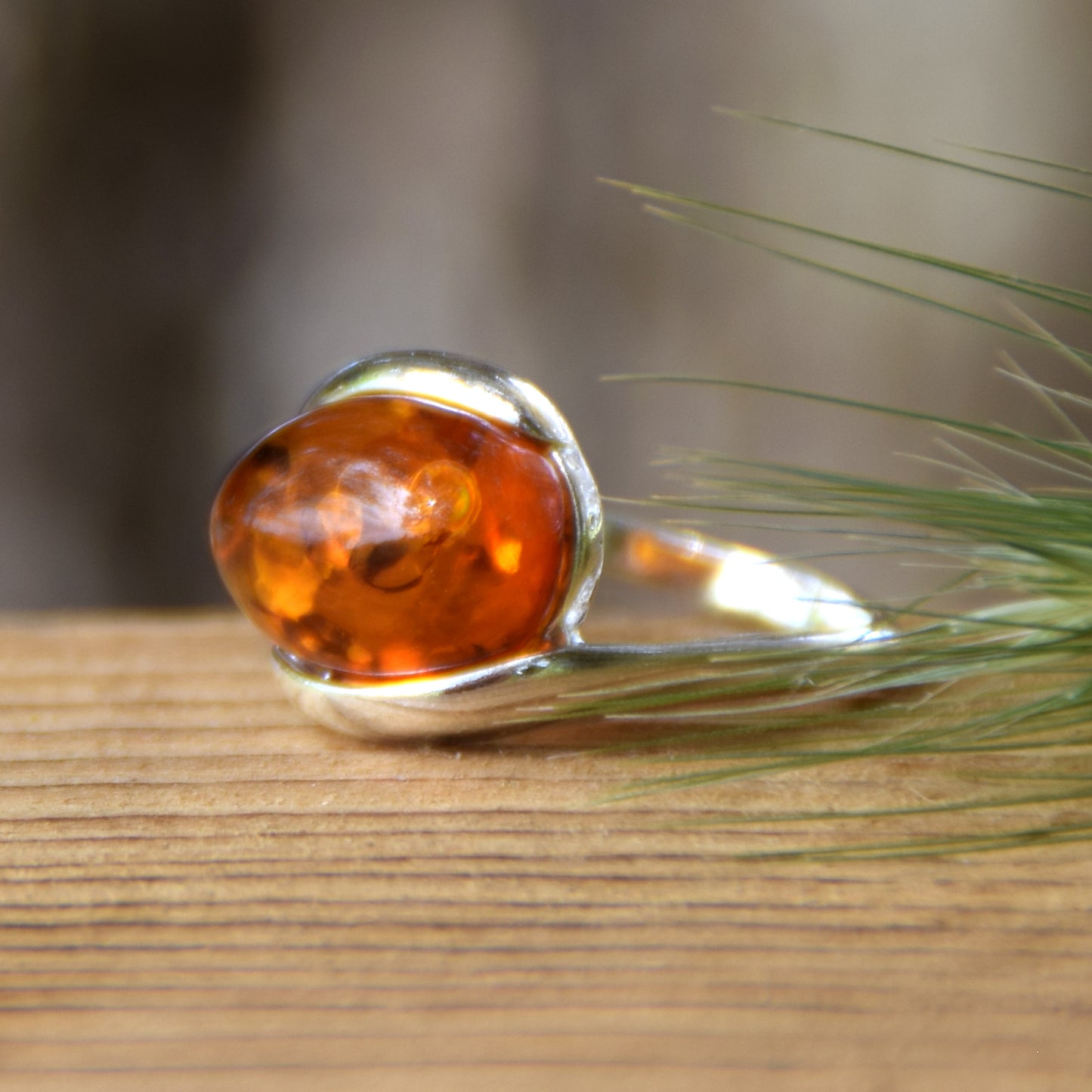 Eleganter Bandring aus Naturbernstein (Cognac-Farbe) und 925er Silber, MJ Baltica, BP013