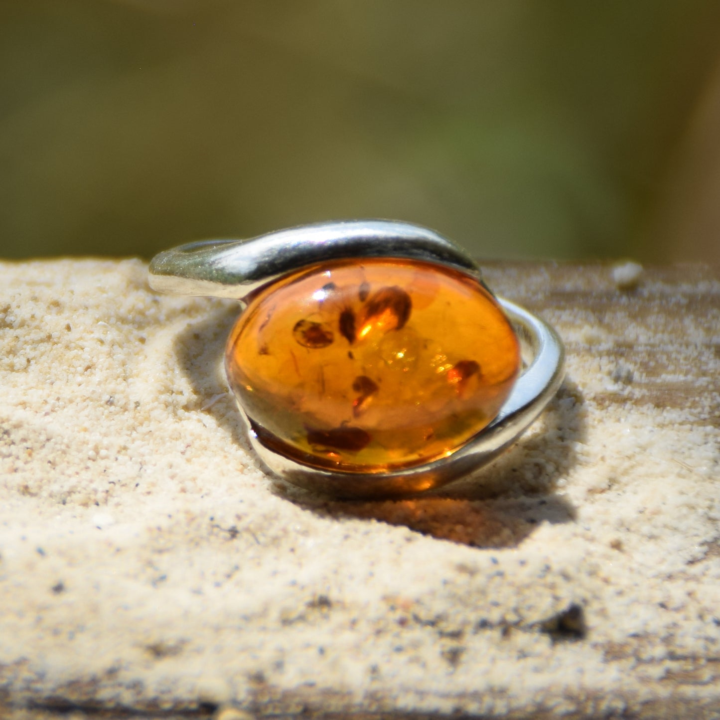 Eleganter Bandring aus Naturbernstein (Cognac-Farbe) und 925er Silber, MJ Baltica, BP013