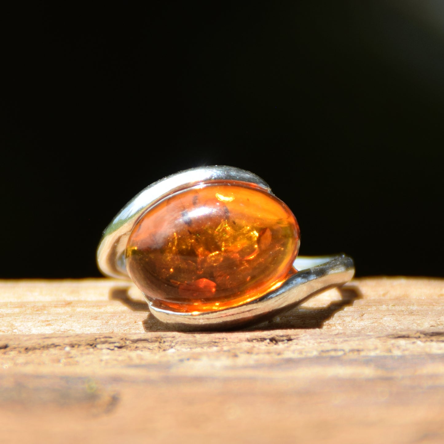 Eleganter Bandring aus Naturbernstein (Cognac-Farbe) und 925er Silber, MJ Baltica, BP013
