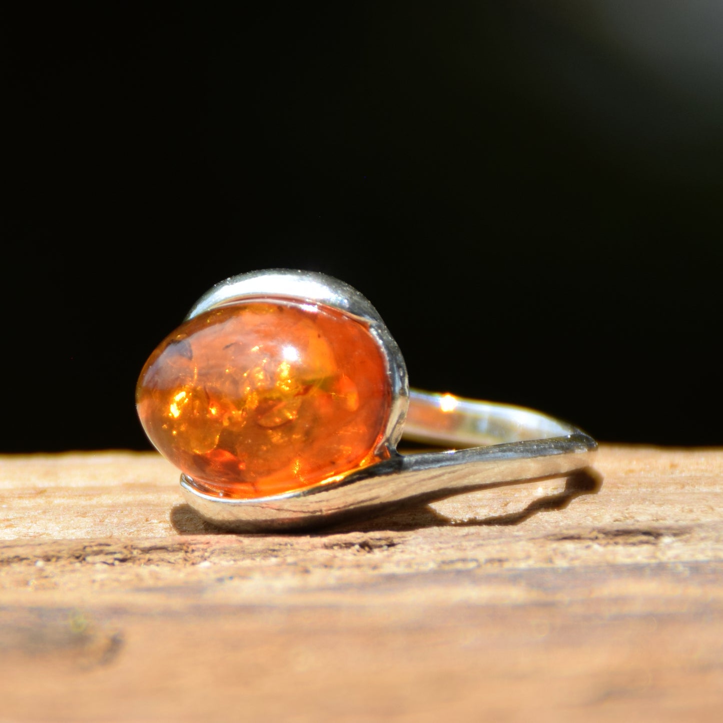 Eleganter Bandring aus Naturbernstein (Cognac-Farbe) und 925er Silber, MJ Baltica, BP013