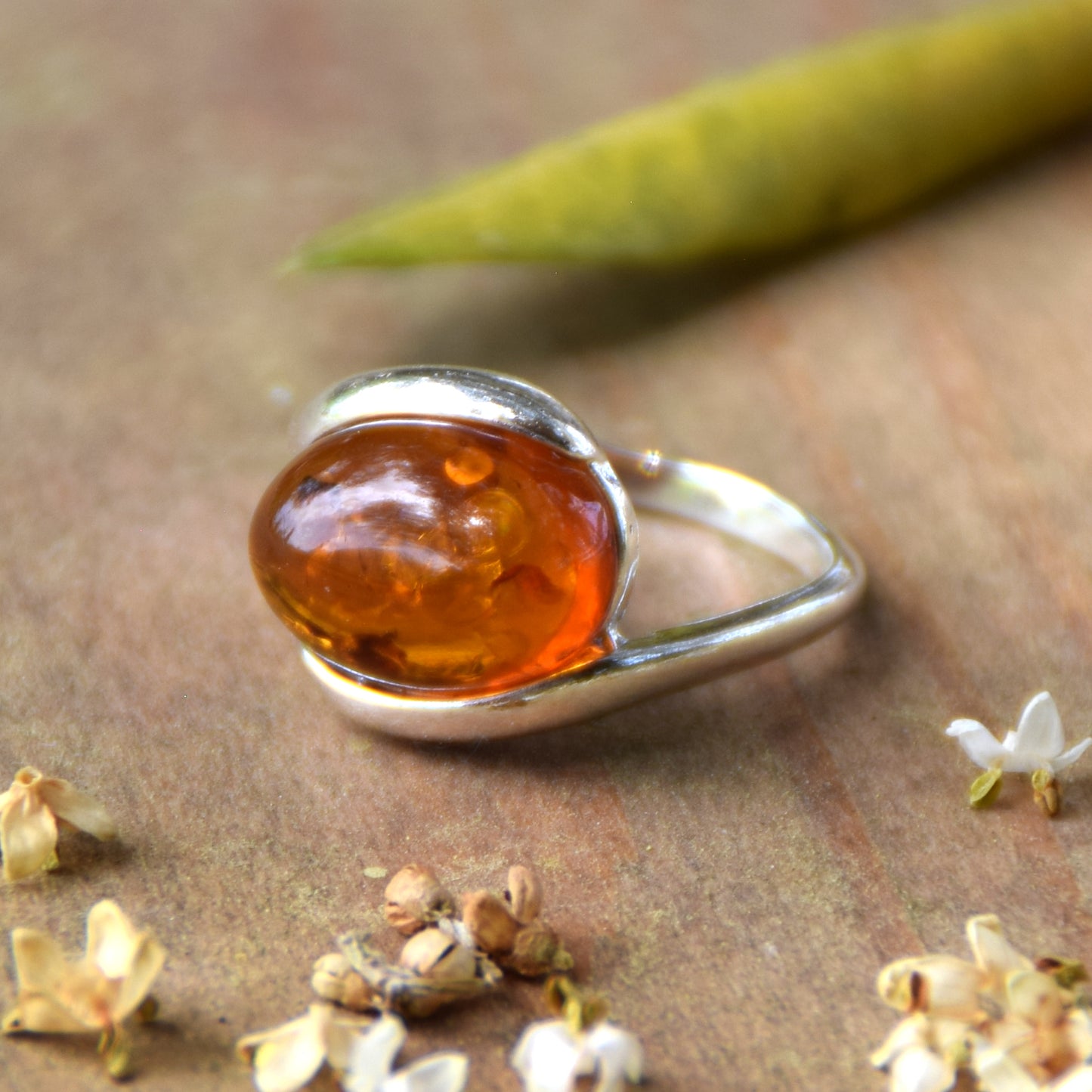 Eleganter Bandring aus Naturbernstein (Cognac-Farbe) und 925er Silber, MJ Baltica, BP013