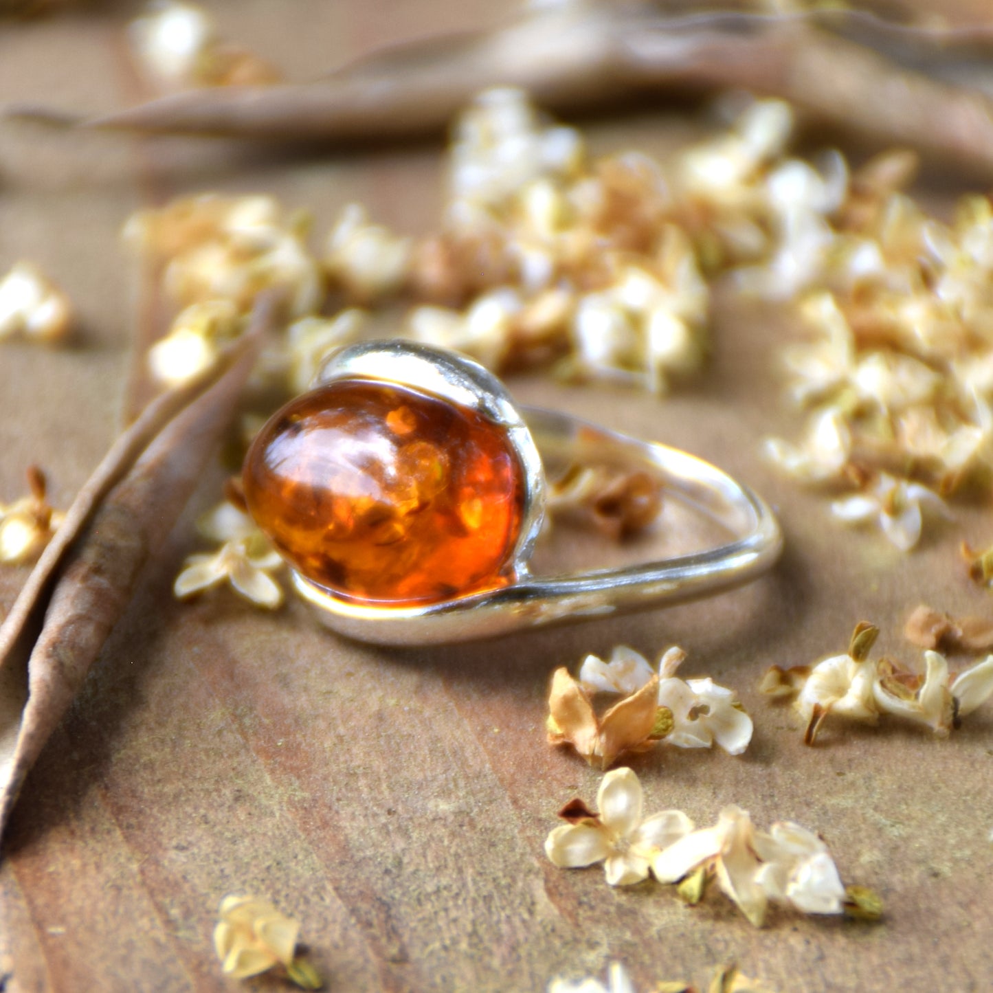 Eleganter Bandring aus Naturbernstein (Cognac-Farbe) und 925er Silber, MJ Baltica, BP013