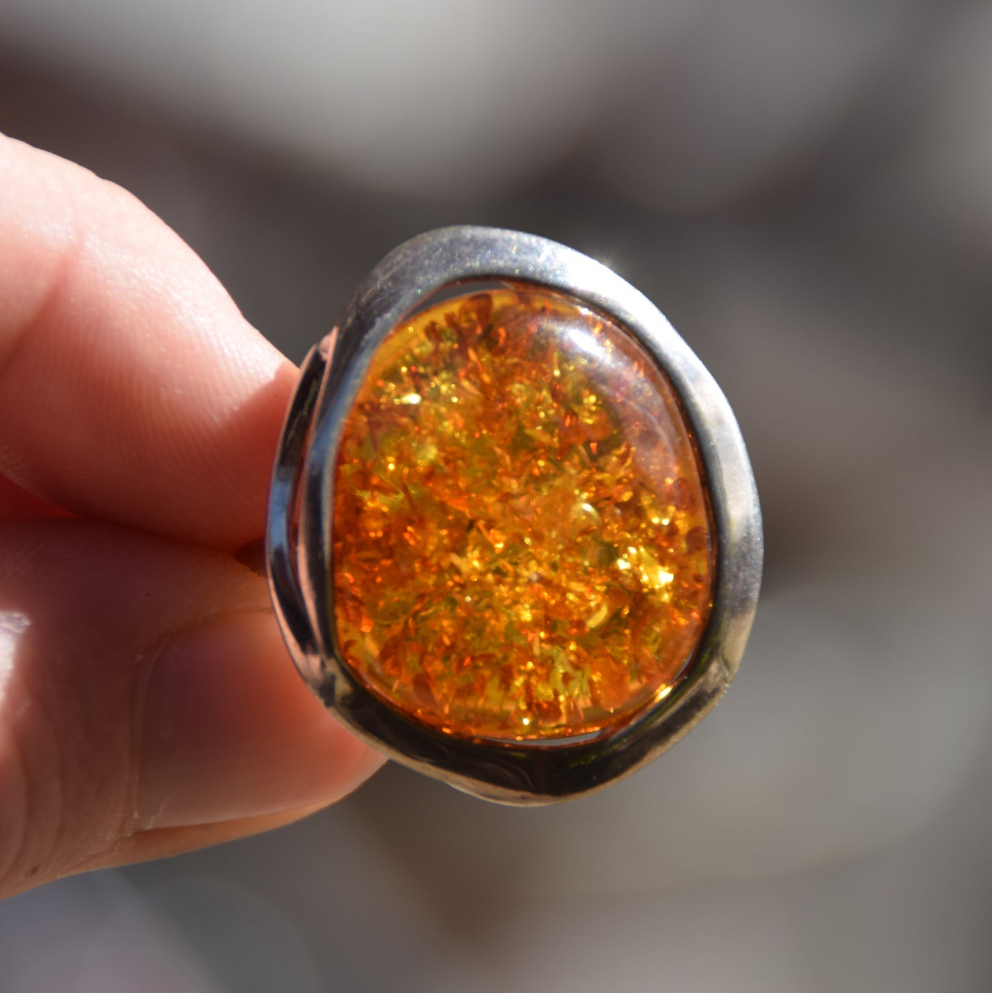 Importante anello regolabile con solitario in Ambra naturale color cognac e Argento 925, MJ Baltica, BP018